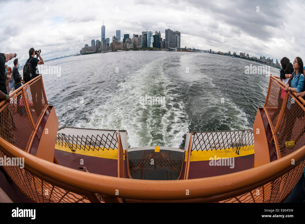 New York, NY 23 ago 2014 - Vista da Staten Island Ferry dello Skyline di Manhattan. Foto Stock