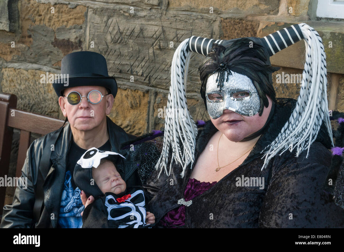 La famiglia presso la Whitby Goth weekend che è tenuto a Halloween Foto Stock