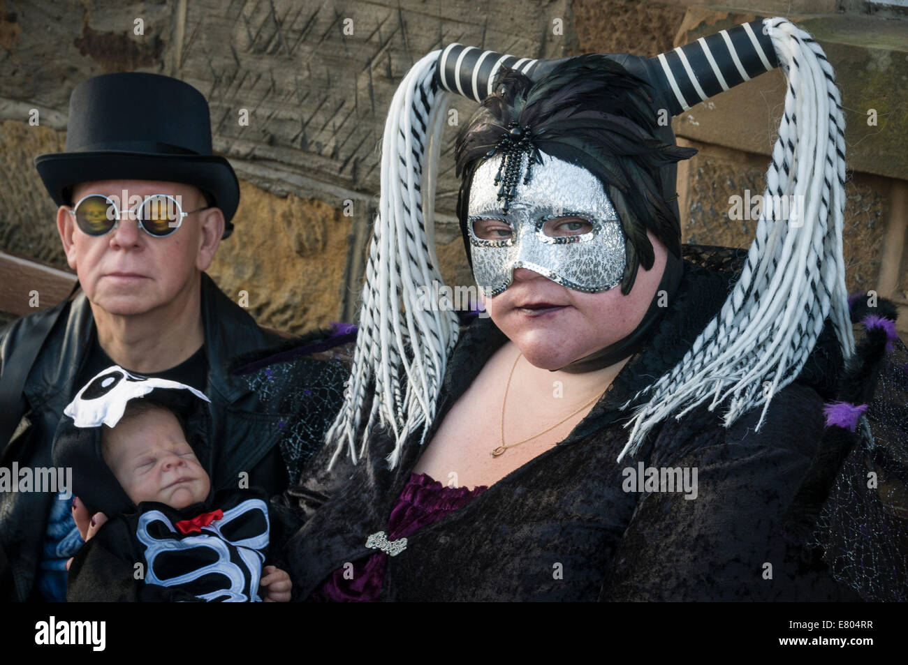 La famiglia presso la Whitby Goth weekend che è tenuto a Halloween Foto Stock