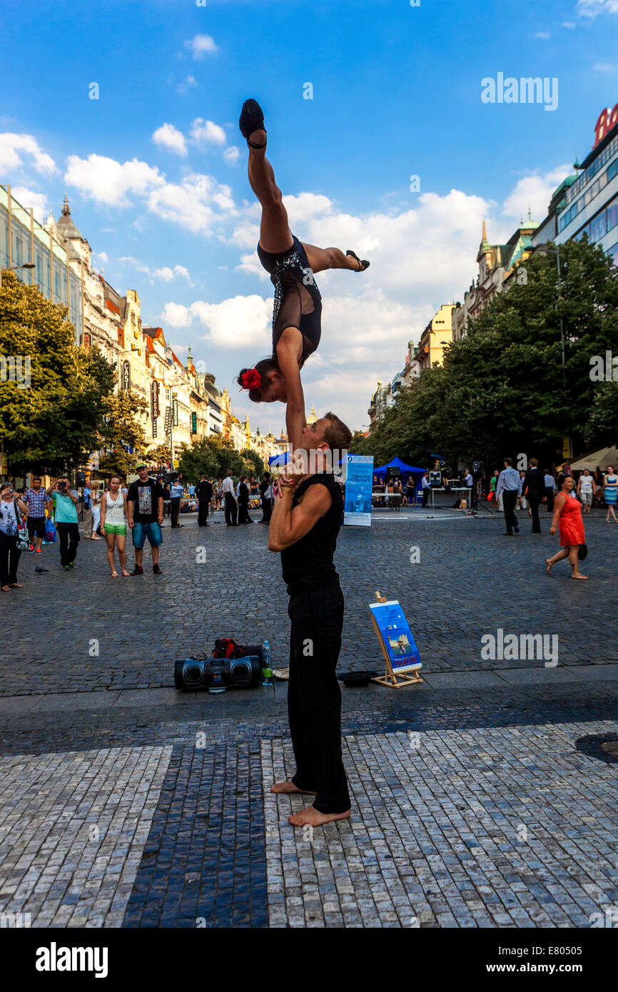 Acrobati via terra, Piazza Venceslao, Praga, Repubblica Ceca Foto Stock
