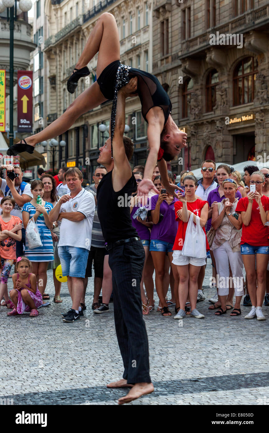 Praga turisti guardare street acrobati persone sulla Piazza Venceslao, Mustek, turismo di Praga Repubblica Ceca Foto Stock