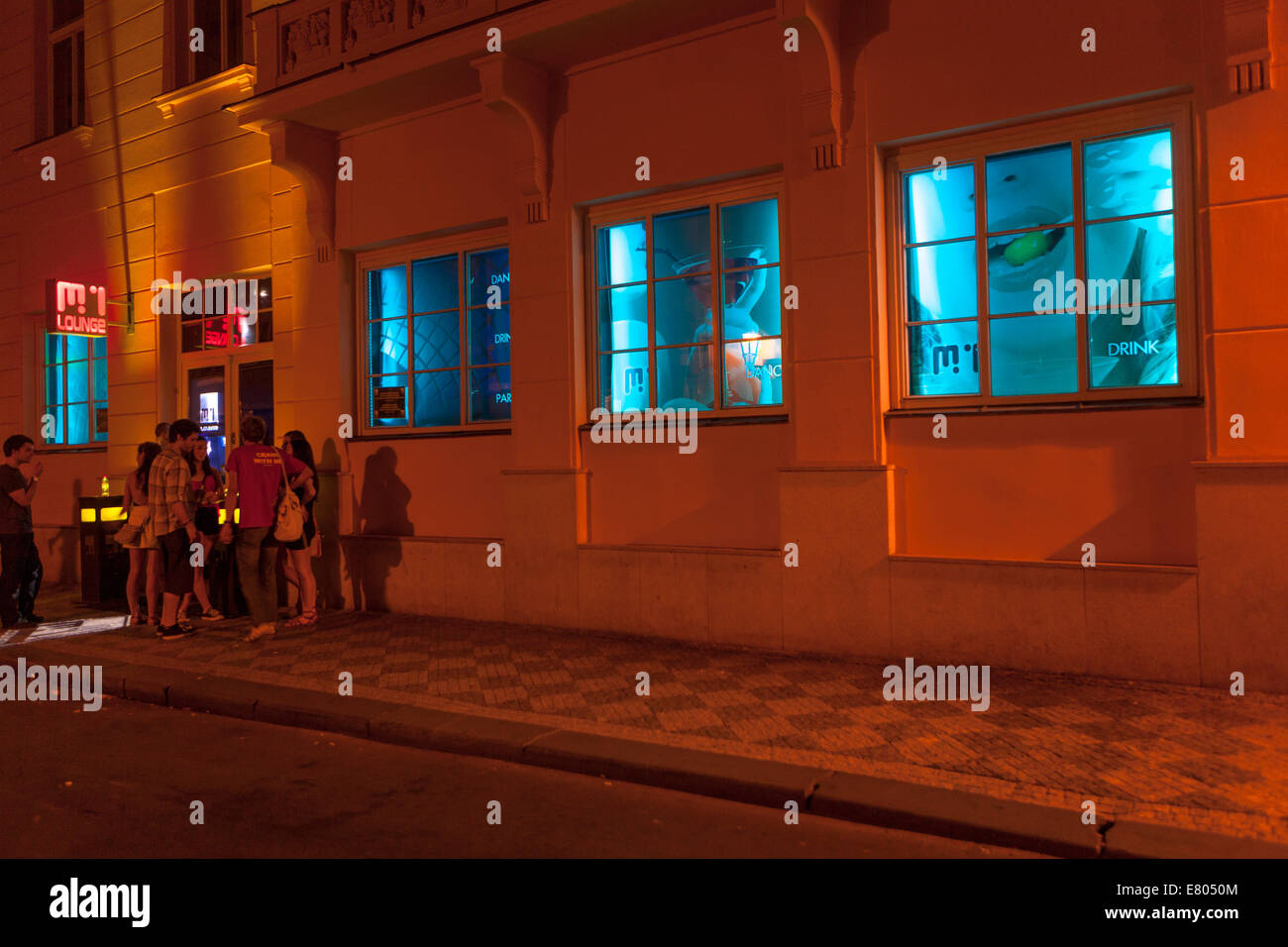 M1 Lounge, People Outside bar Prague Bar di notte in Masna Street, Prague Pub Repubblica Ceca Foto Stock