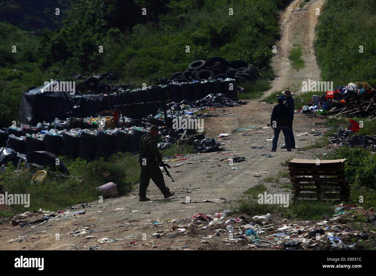 (140926) -- MICHOACAN, septiembre 26, 2014 (Xinhua) -- un membro della forza rurale protezioni di gruppo durante una ricerca di Servando Gomez Martinez, alias "La Tuta', leader del gruppo di criminalità i Cavalieri Templari cartello nella La Mira, Lazaro Cardenas comune, Michoacan, Messico, sul Sett. 26, 2014. (Xinhua/Armando Solis) (bxq) Foto Stock