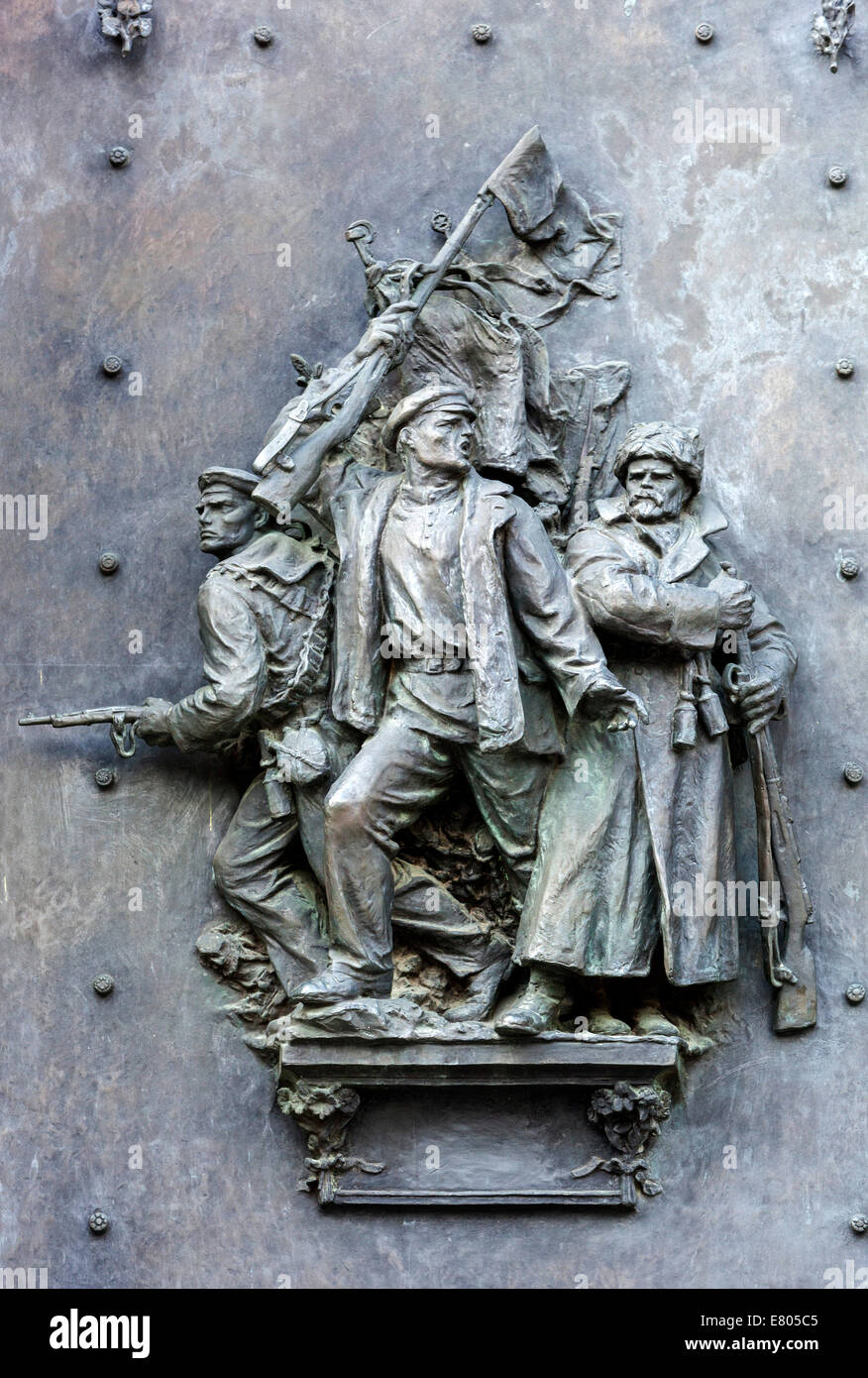 Porta di bronzo della Sala dell'Armata Rossa nel Monumento Nazionale di Vitkov Zizkov, Praga, Repubblica Ceca 1945 monumento sovietico Foto Stock