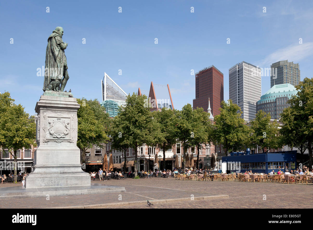 Con un gioco di contrasti tra vecchi e nuovi edifici visto dalla Plein Square The Hague, Paesi Bassi Foto Stock