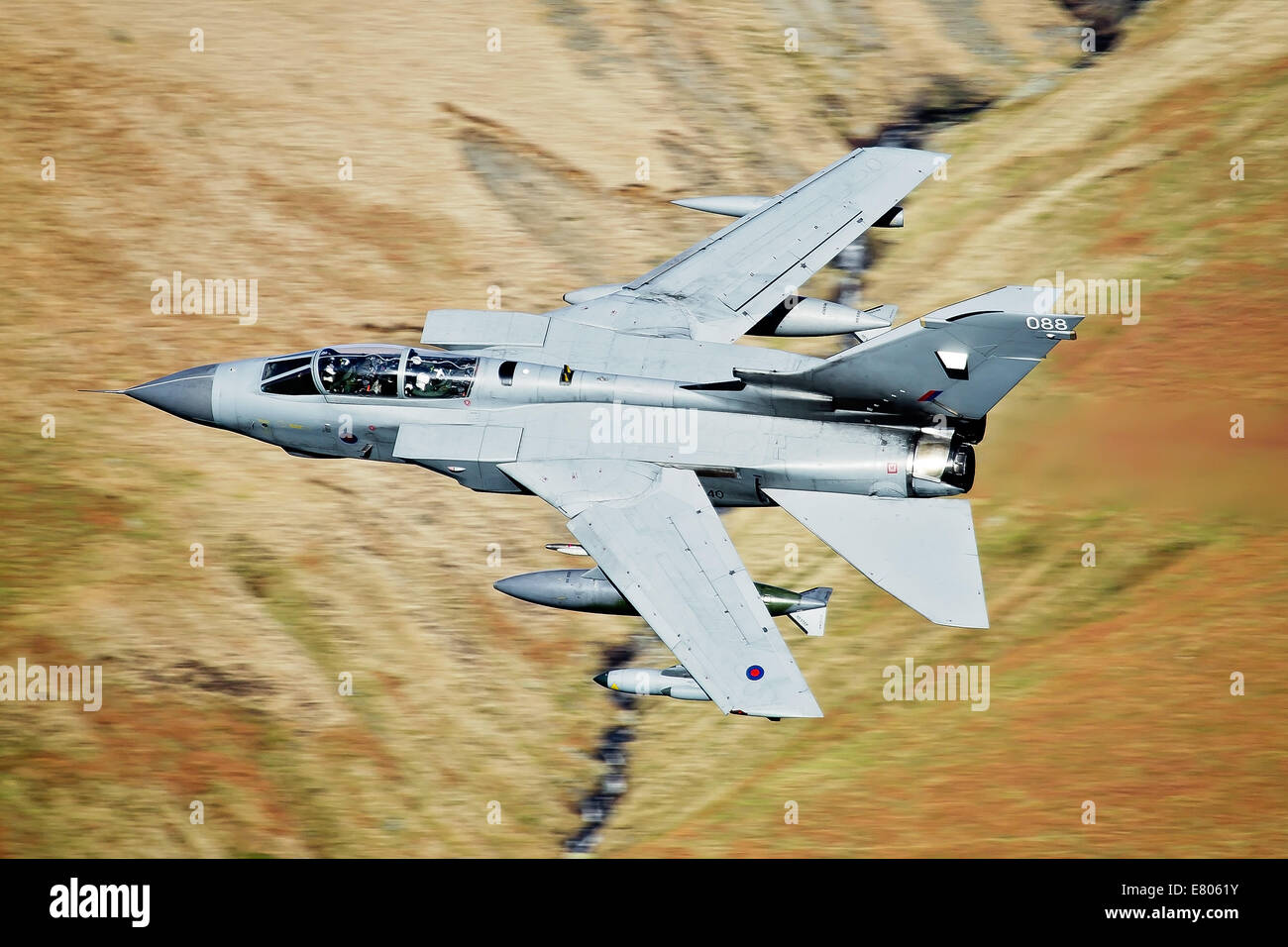 RAF Tornado GR4 jet da combattimento nella foto il basso livello della formazione in Snowdonia, Galles. Foto Stock