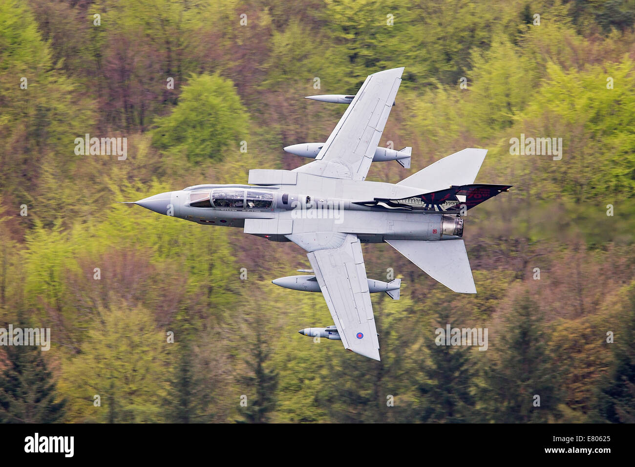 RAF Tornado GR4 jet da combattimento nella foto il basso livello della formazione in Snowdonia, Galles. Foto Stock