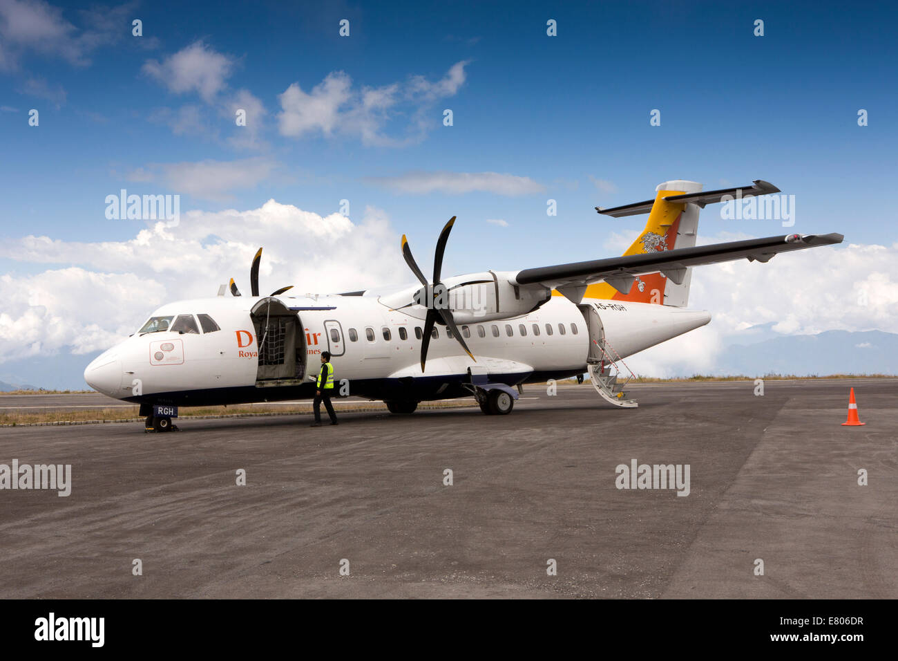 Il Bhutan orientale, Yongphula, Aeroporto Druk Air ATR 42-500 aeromobili al grembiule in alta quota pista Foto Stock