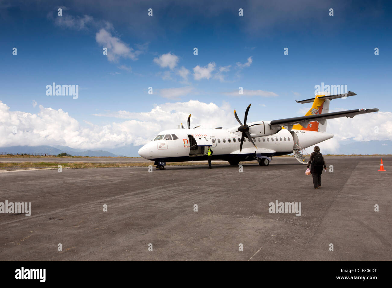 Il Bhutan orientale, Yongphula, Aeroporto Druk Air ATR 42-500 aeromobili al grembiule in alta quota pista Foto Stock