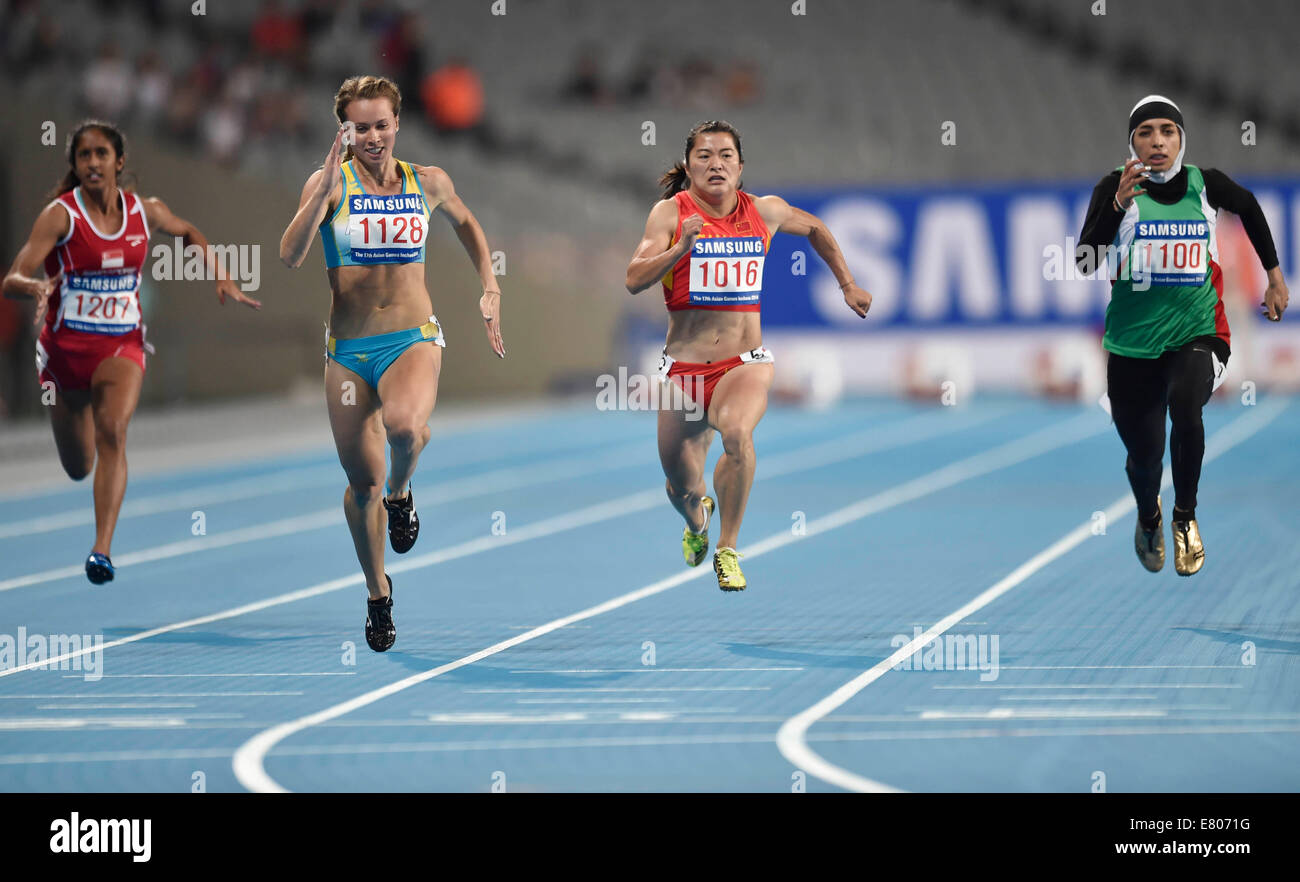 Incheon, Corea del Sud. Il 27 settembre, 2014. Yuan Qiqi (seconda R) della Cina viene eseguito durante le donne 100m corrispondenza preliminare di atletica a XVII Giochi Asiatici in Incheon, Corea del Sud, Sett. 27, 2014. Yuan Qiqi qualificato con 11,55 secondi. © Lui Siu Wai/Xinhua/Alamy Live News Foto Stock