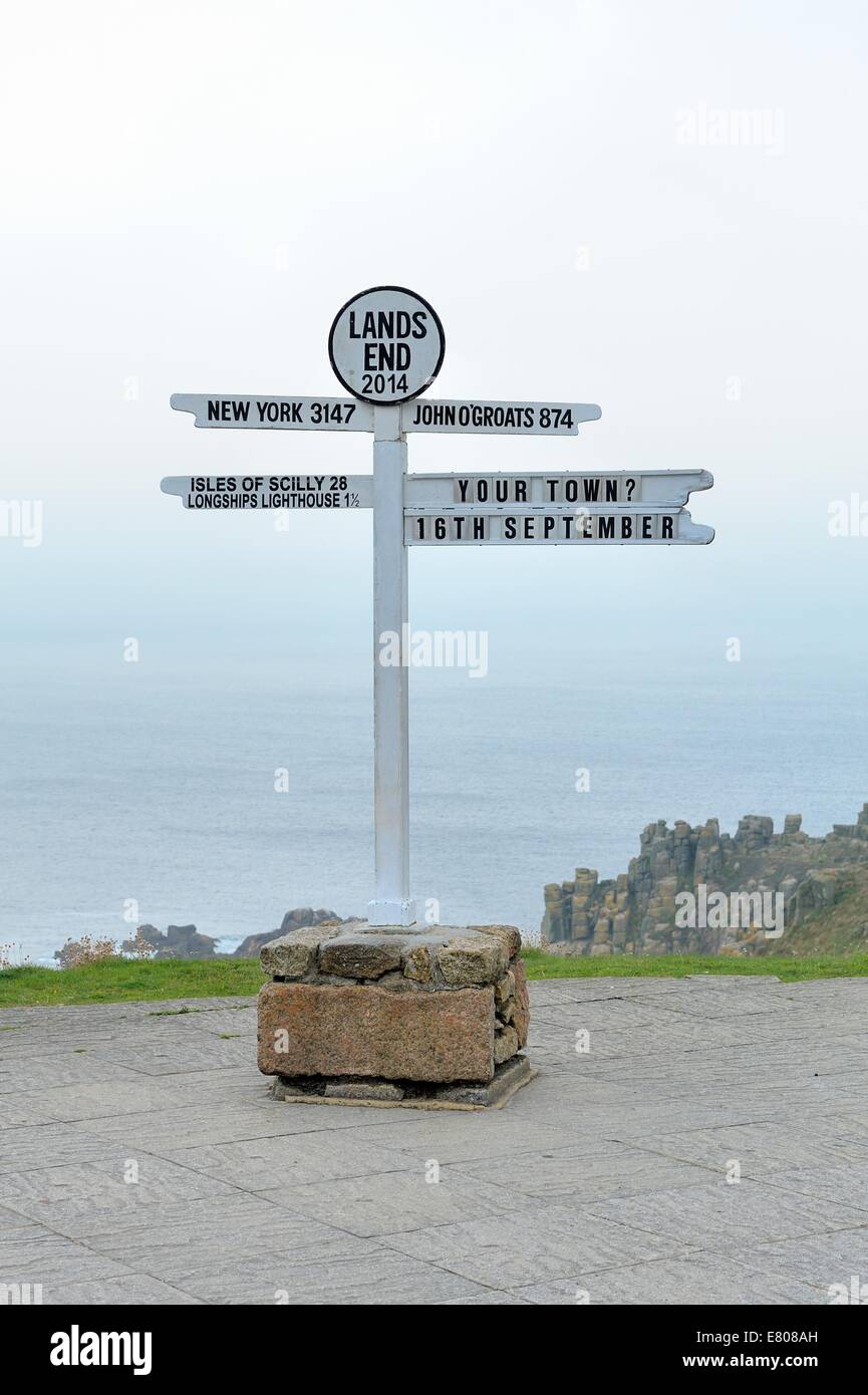 Il famoso punto di riferimento di orientamento a Lands End Cornwall Inghilterra Regno Unito Foto Stock