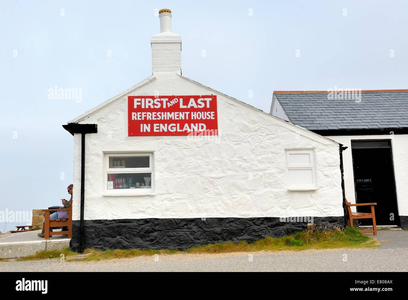 Il primo e ultimo ristoro casa in Inghilterra. a Lands End Cornwall Regno Unito Foto Stock