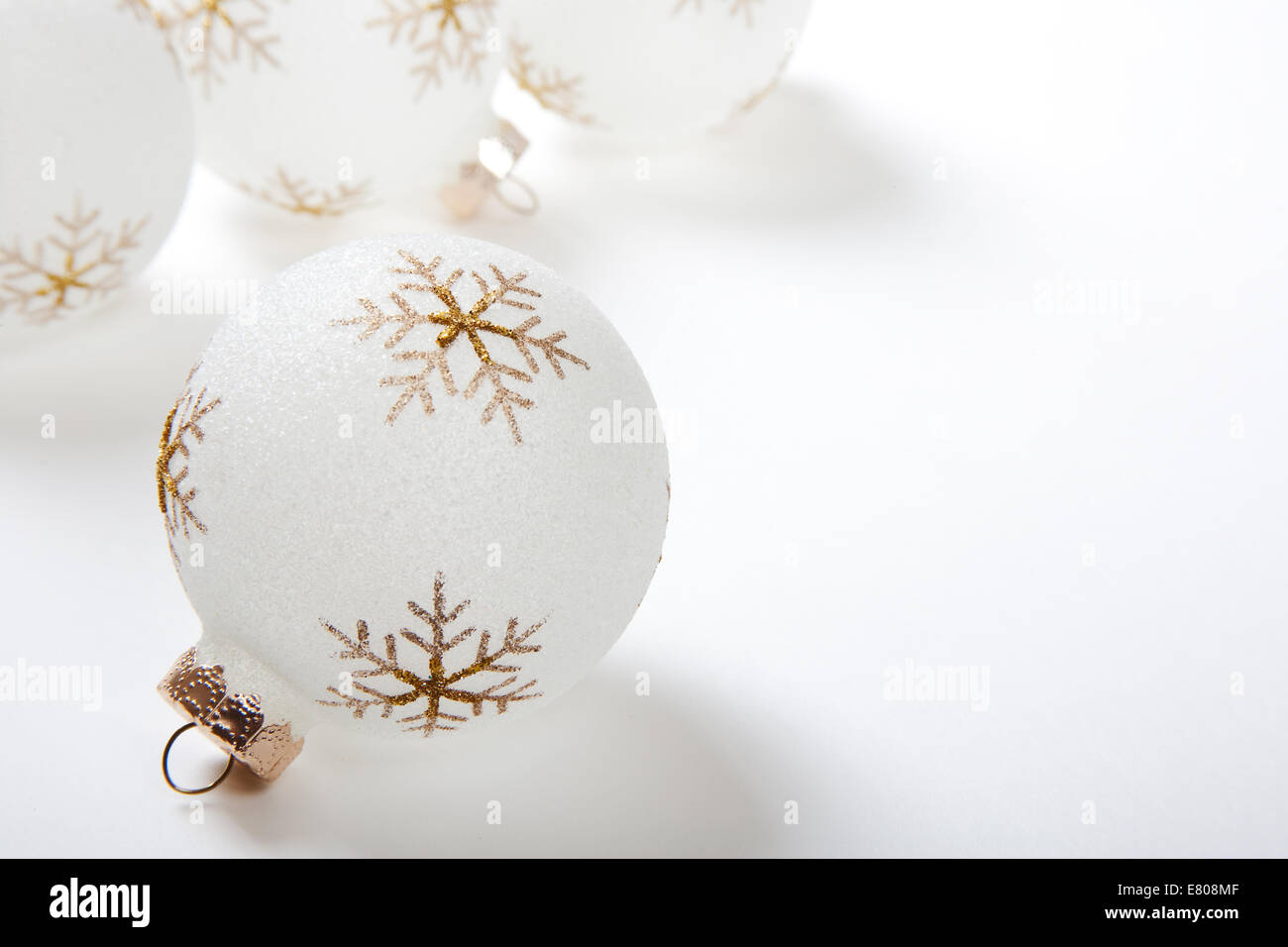 Elevato La chiave delle lampadine di Natale su sfondo bianco. Foto Stock