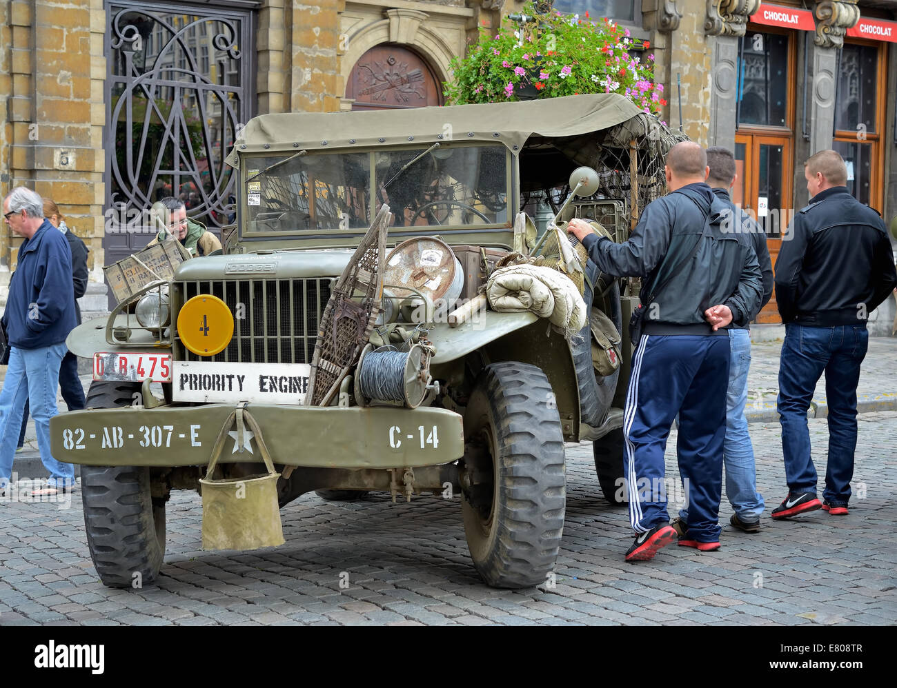 Bruxelles, Belgio-Settembre 15, 2013: i turisti stranieri che guarda le auto d epoca dell esercito americano sulla Grand Place esposti nel telaio di ev Foto Stock