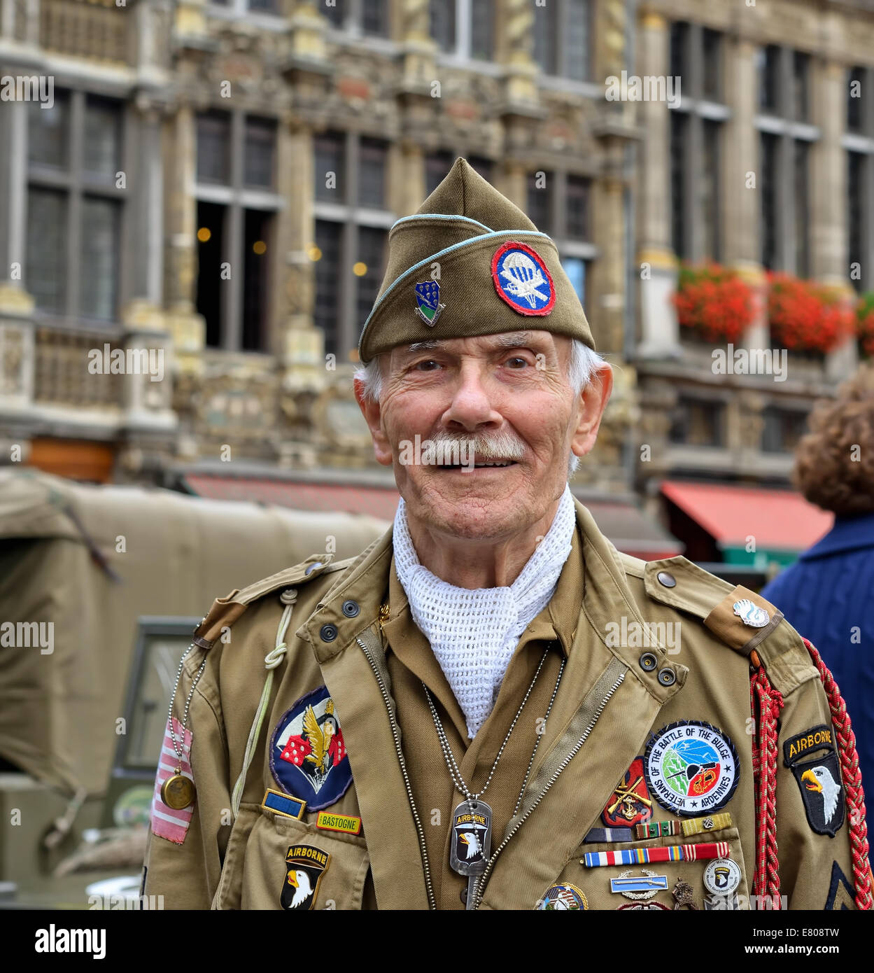 Bruxelles, Belgio-Settembre 15, 2013: ricostruttore non identificato in uniforme militare dei tempi di guerra pone sulla Grand Place Foto Stock