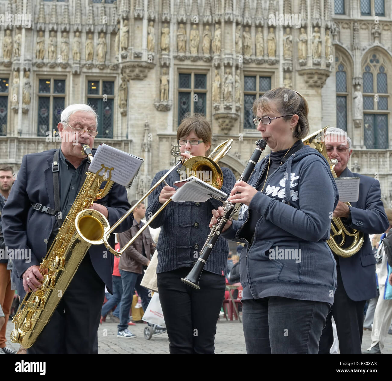 Bruxelles, Belgio-Settembre 22, 2013: amatoriale gruppi musicali di partecipare a attività folkloristiche sulla Grand Place. Macchina gratuitamente domenica Foto Stock