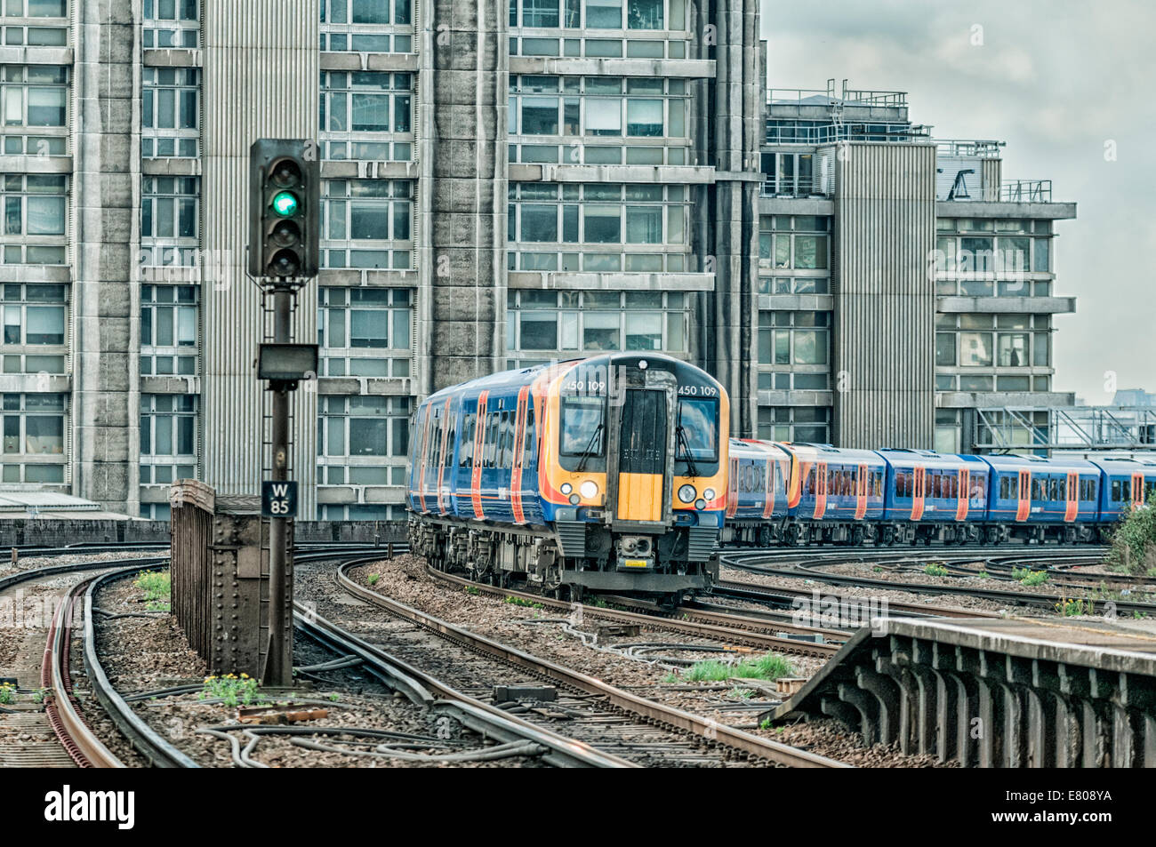 Arte digitale di un sud occidentale di " commuters " Treno Treno in avvicinamento Vauxhall nel sud di Londra Foto Stock