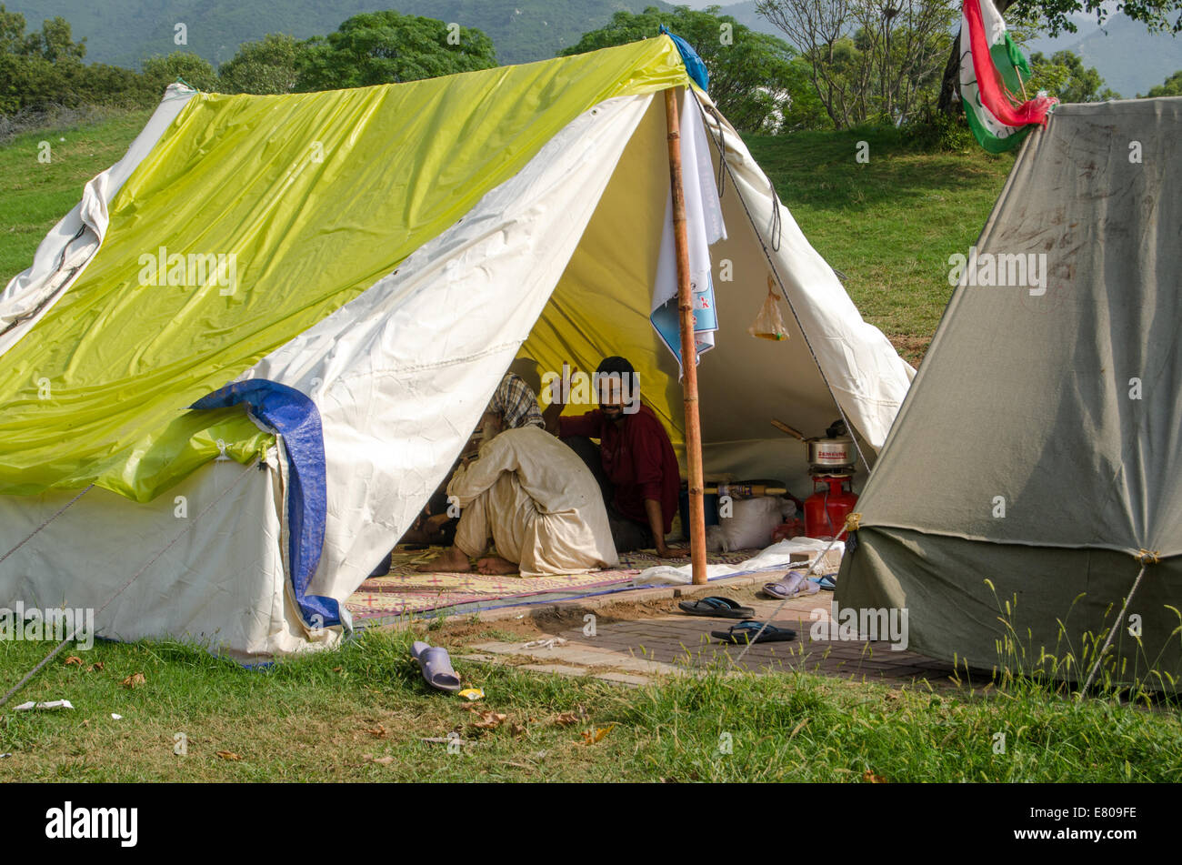 ISLAMABAD, PAKISTAN Settembre 24, 2014: i sostenitori di Tahir ul Qadri rifugiandosi nelle tende al loro governo anti-protesta. Foto Stock