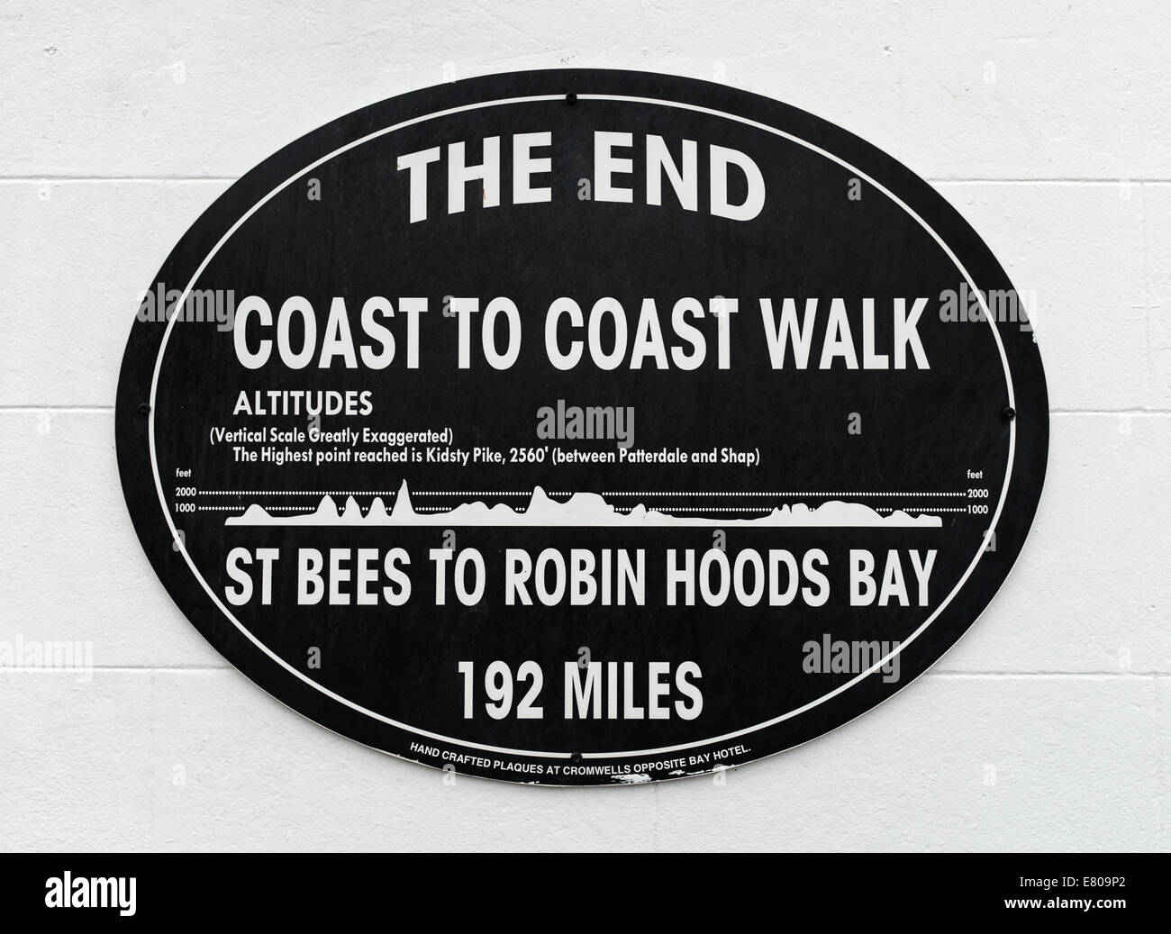 ROBIN HOOD'S BAY, Inghilterra - Settembre 16th: una lapide segna la costa Est End, a Robin Hood's Bay, del Coast to Coast a piedi. Foto Stock