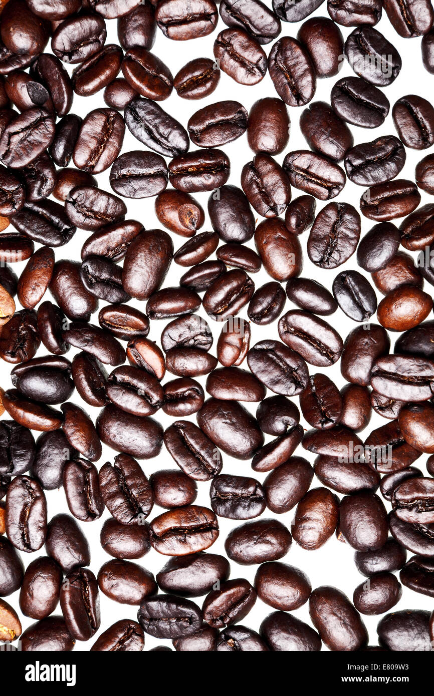 I chicchi di caffè isolato su sfondo bianco Foto Stock