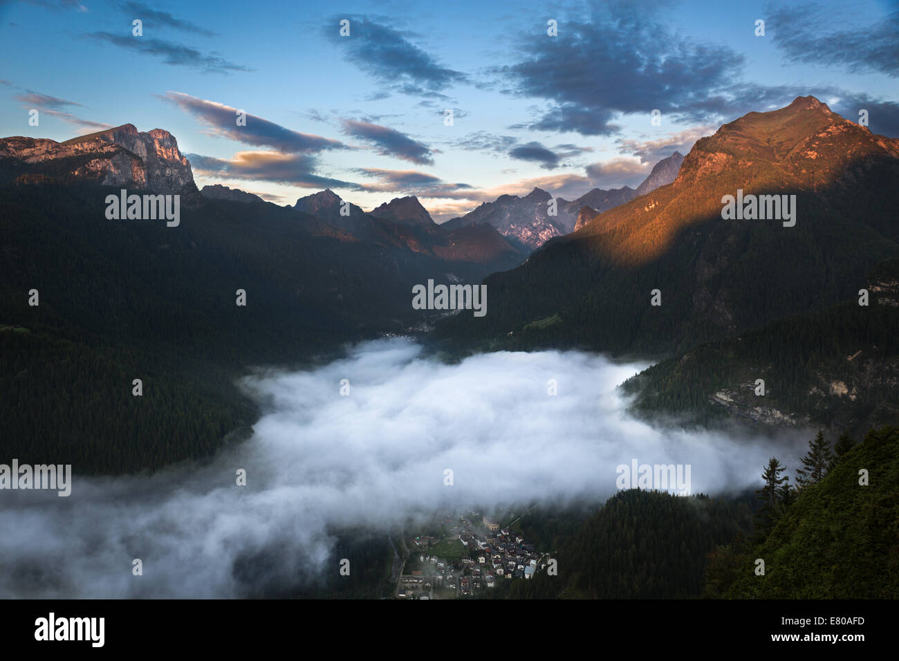 Valle in Dolomiti con la mattina presto le nuvole, Alpi, Italia Foto Stock