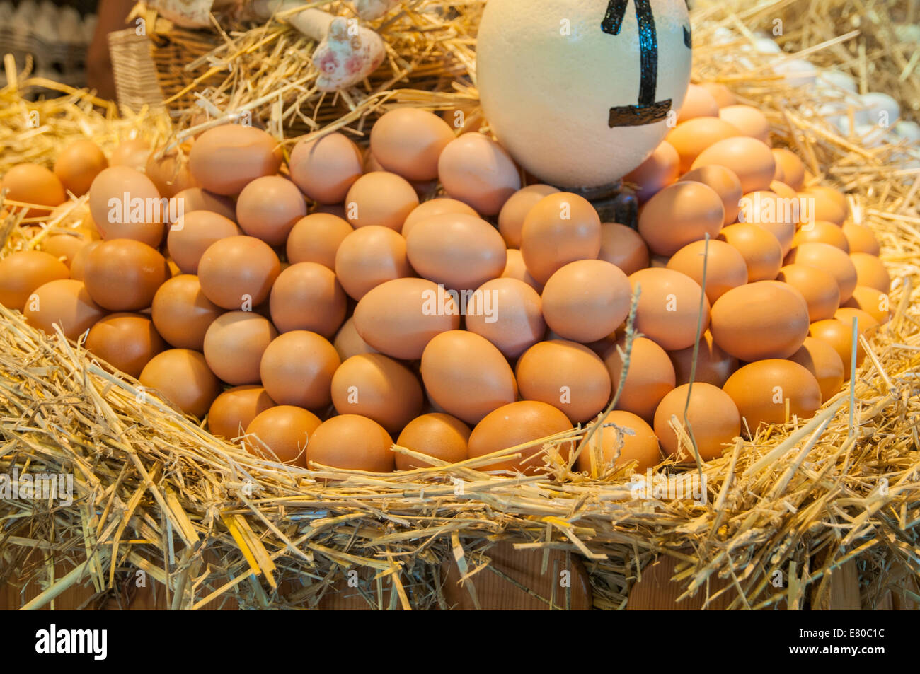 Sacco di uovo su un sacco di paglia Foto Stock