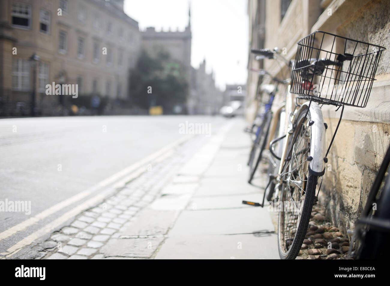 Noleggio si appoggia contro una parete in Oxford, Regno Unito Foto Stock