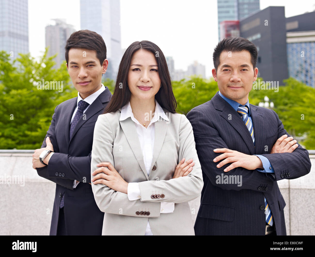 Outdoor ritratto di un asian business team. Foto Stock