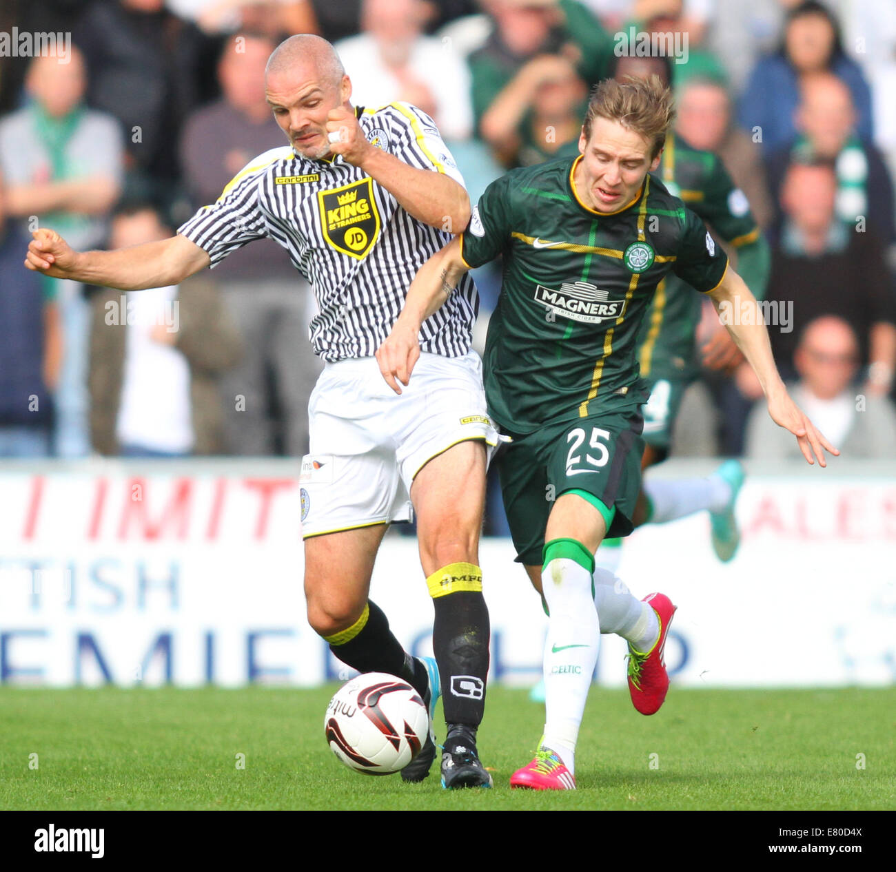 Glasgow, Scozia. Il 27 settembre, 2014. Premier League scozzese. St Mirren versus celtico. Stefan Johansen e Jim Goodwin sfida per il credito a sfera: Azione Plus sport/Alamy Live News Foto Stock