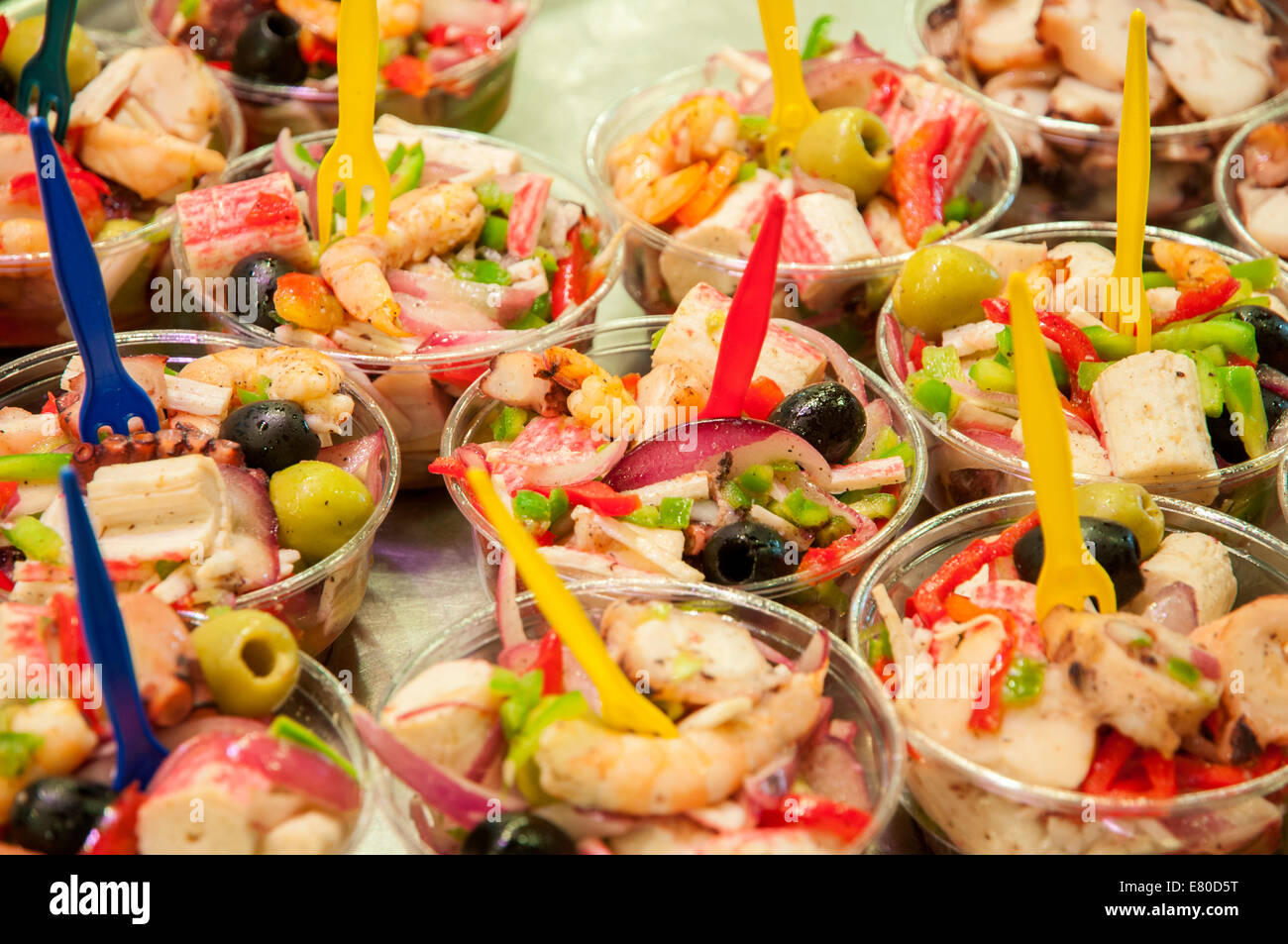 Bicchiere pieno di frutta, olive e gamberi preparati a mangiare Foto Stock