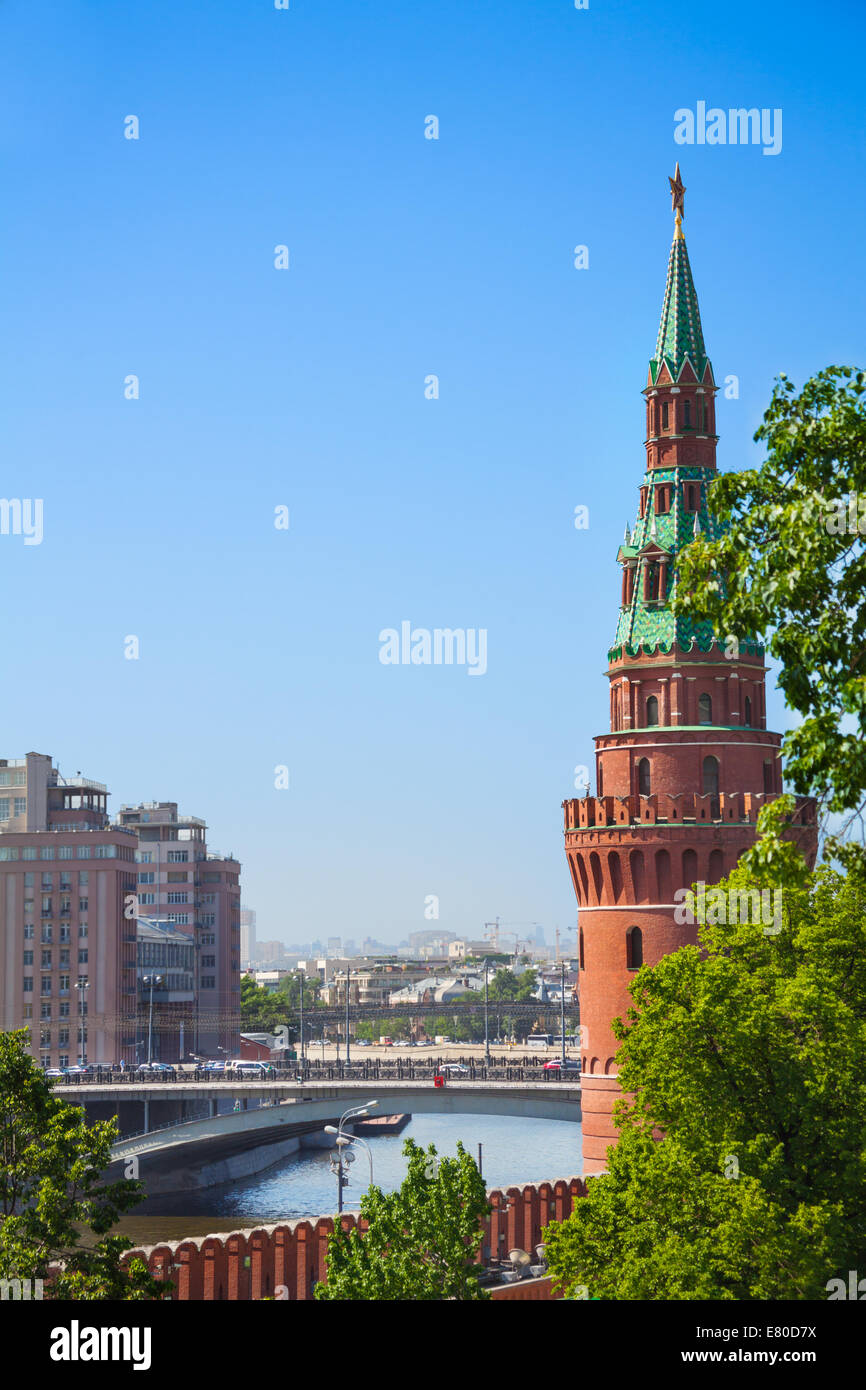 Vista della Torre Vodovzvodnaya dal Cremlino a Fiume Foto Stock