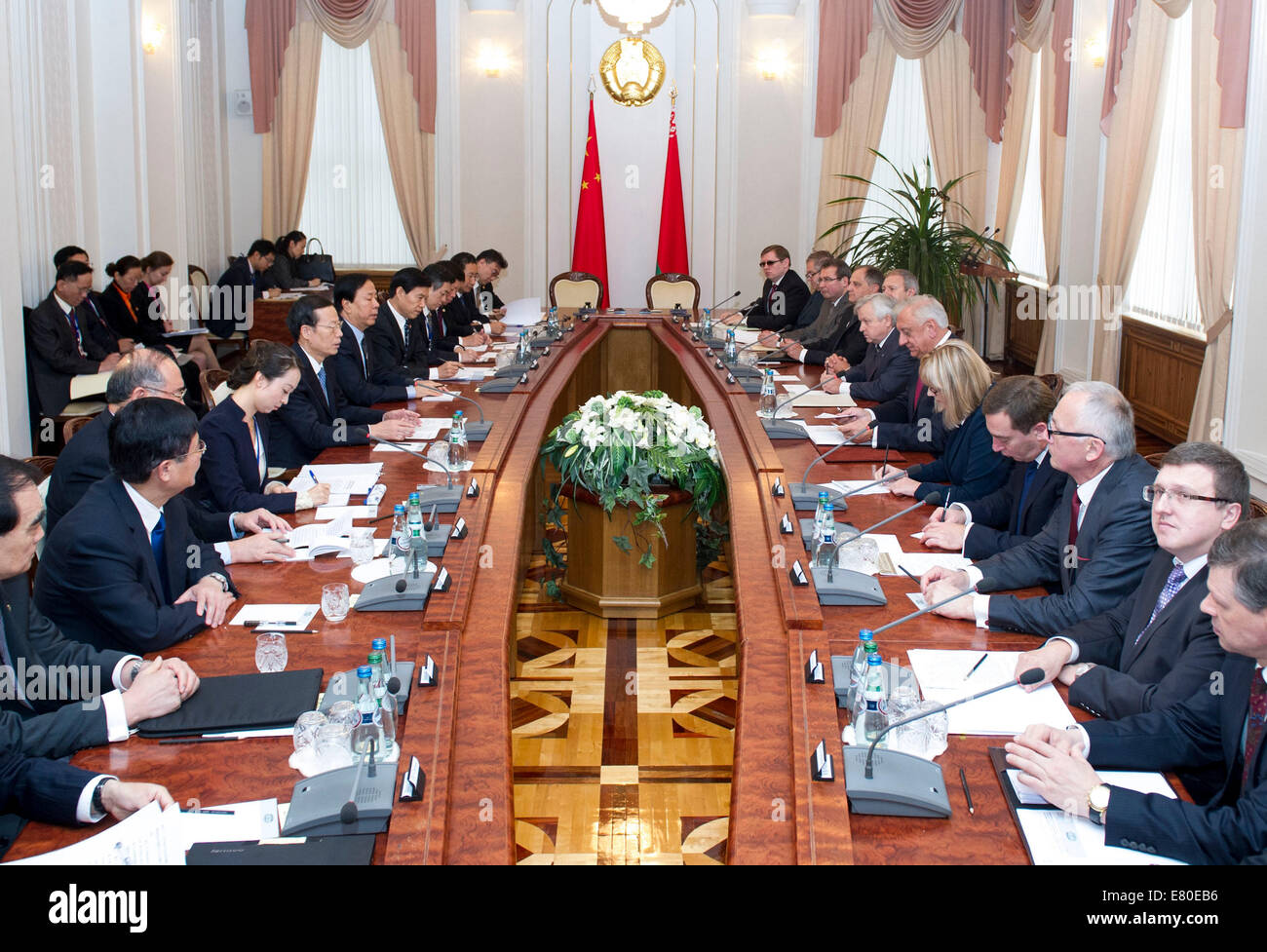 Minsk, Bielorussia. Il 27 settembre, 2014. Chinese Vice Premier Zhang Jaili (L) soddisfa con bielorusso il Primo Ministro Mikhail Miasnikovic a Minsk, Bielorussia, Sett. 27, 2014. © Wang Ye/Xinhua/Alamy Live News Foto Stock