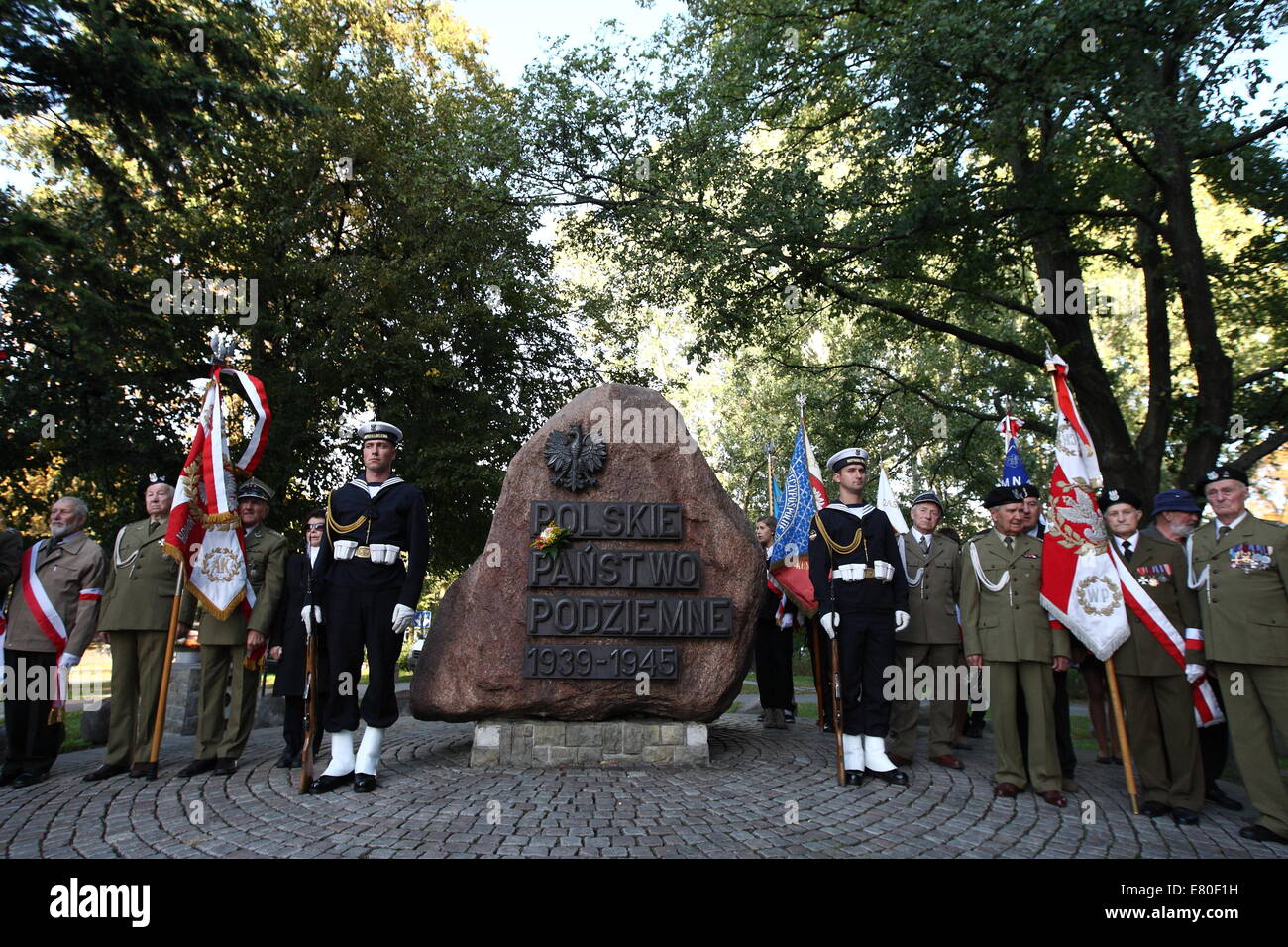 Gdansk, Polonia 27th, settembre 2014 il giorno della metropolitana polacco è stato commemorato il 75 anni dopo attività clandestina è stato lanciato nella Polonia occupata dai nazisti. I veterani della Seconda guerra mondiale prende parte alla cerimonia sotto la metropolitana polacco membro Monumento in Gdansk. Credito: Michal Fludra/Alamy Live News Foto Stock