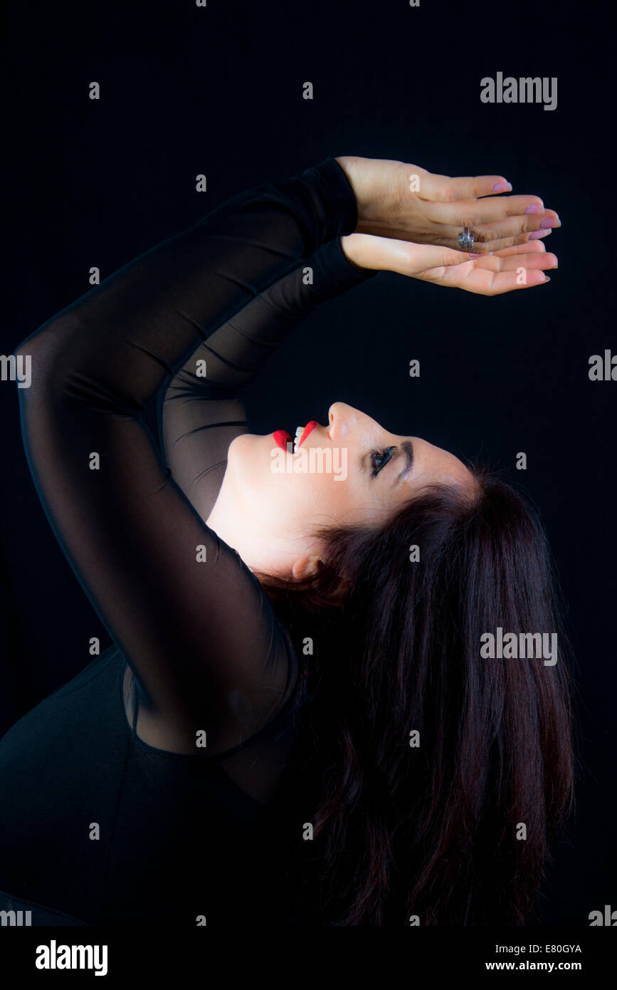 Ritratto di una donna con i bracci sollevati Foto Stock