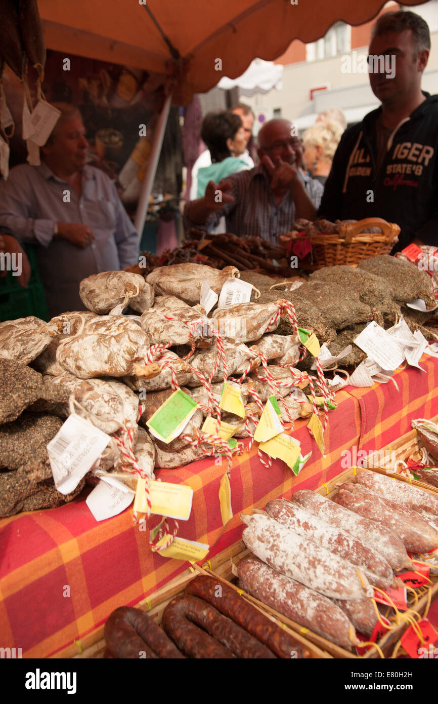 Un insaccato in stallo nel mercato di frutti di mare, Le Havre, dipartimento Seine-Maritime, Alta Normandia, Francia Foto Stock