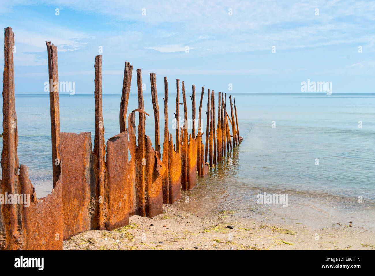 Rusty frangionde con il mare in background Foto Stock