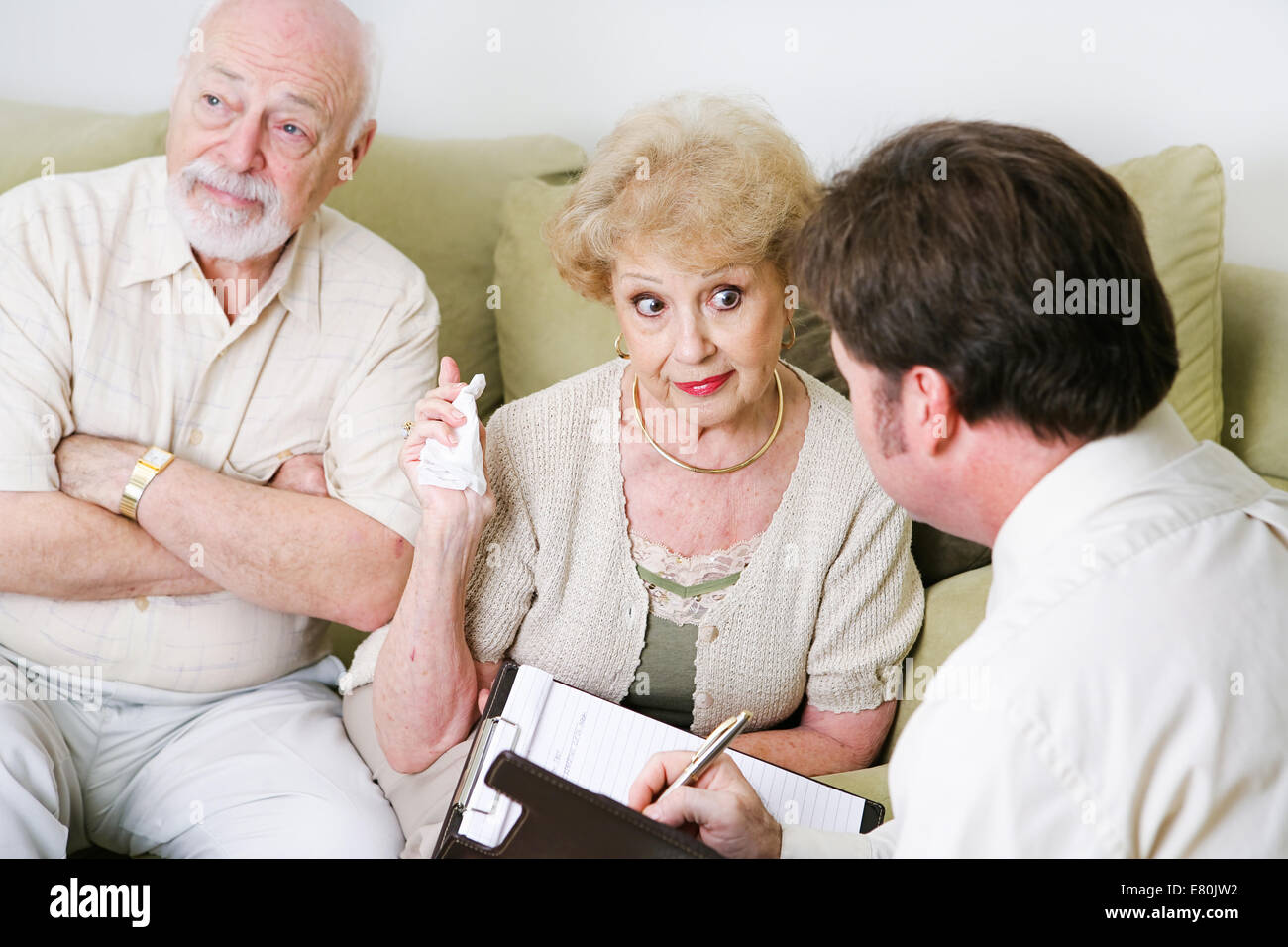 Senior donna lamentarsi per un matrimonio consigliere circa il suo marito. Foto Stock