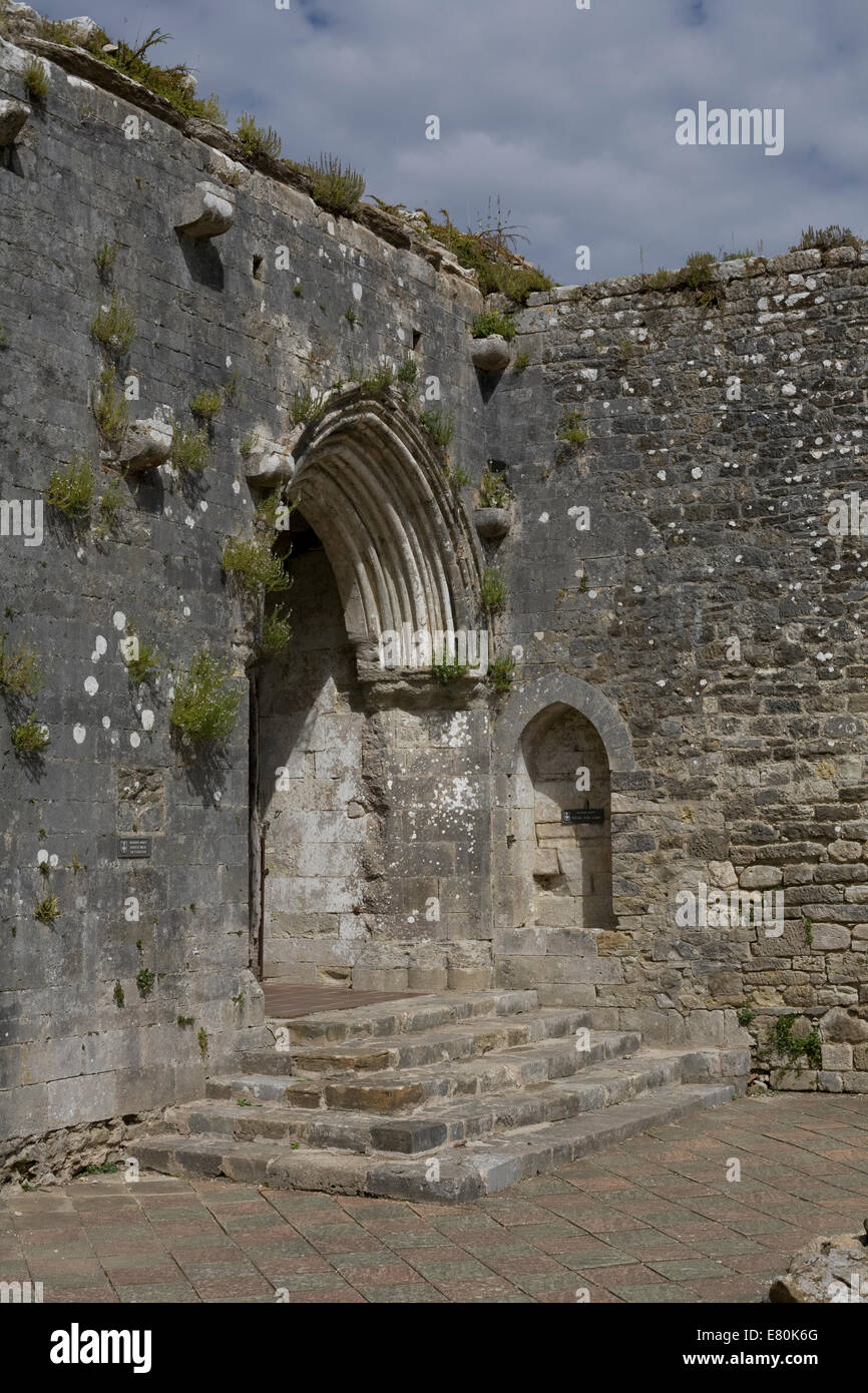 Passaggi e muro di pietra a nord a piedi nei chiostri di Beaulieu Abbey rimane Foto Stock