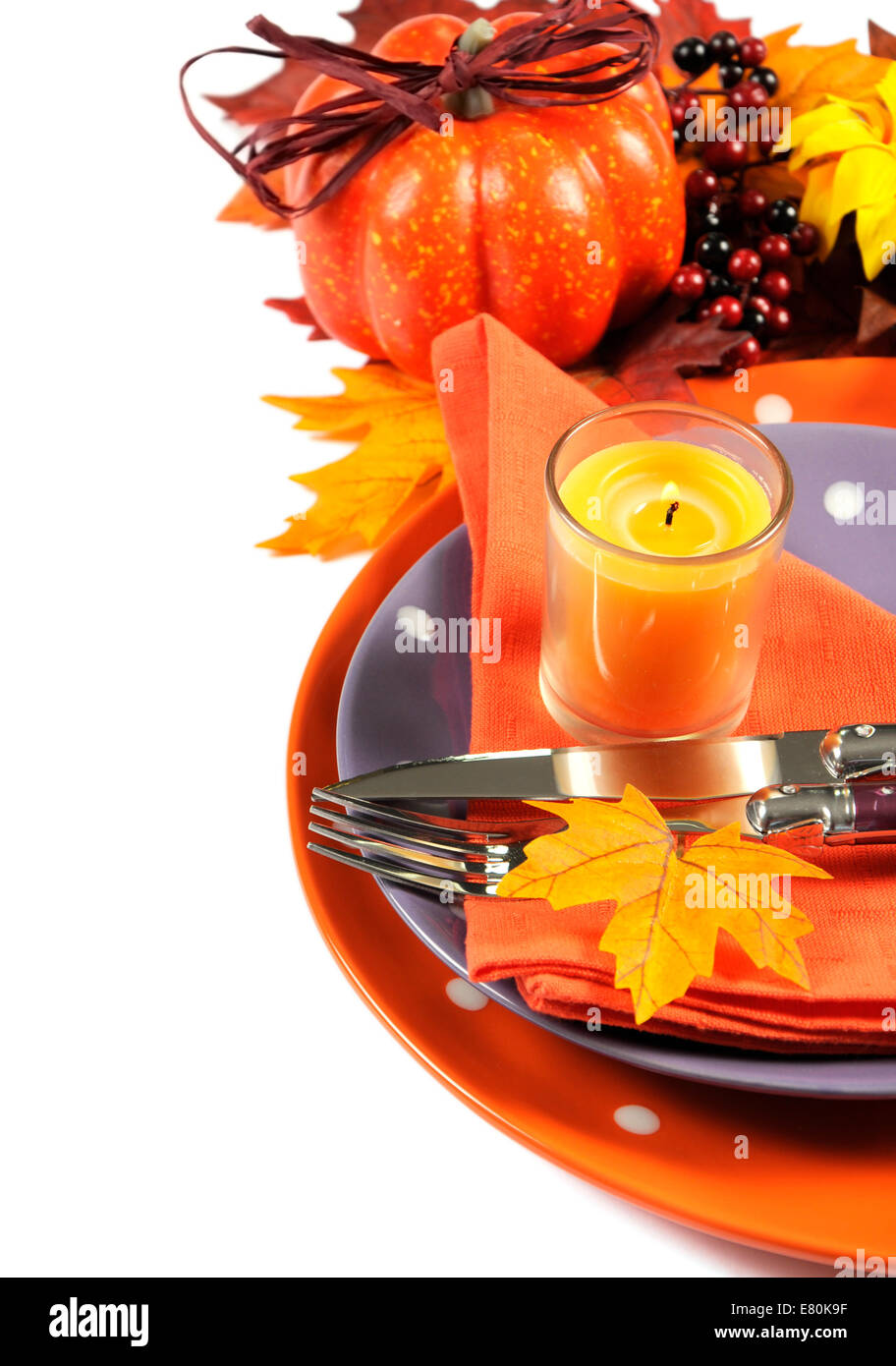 Happy Halloween o festa del Ringraziamento luogo tabella di impostazione con autunno cadono le foglie, zucca, candela accesa e di colore arancione e viola Foto Stock