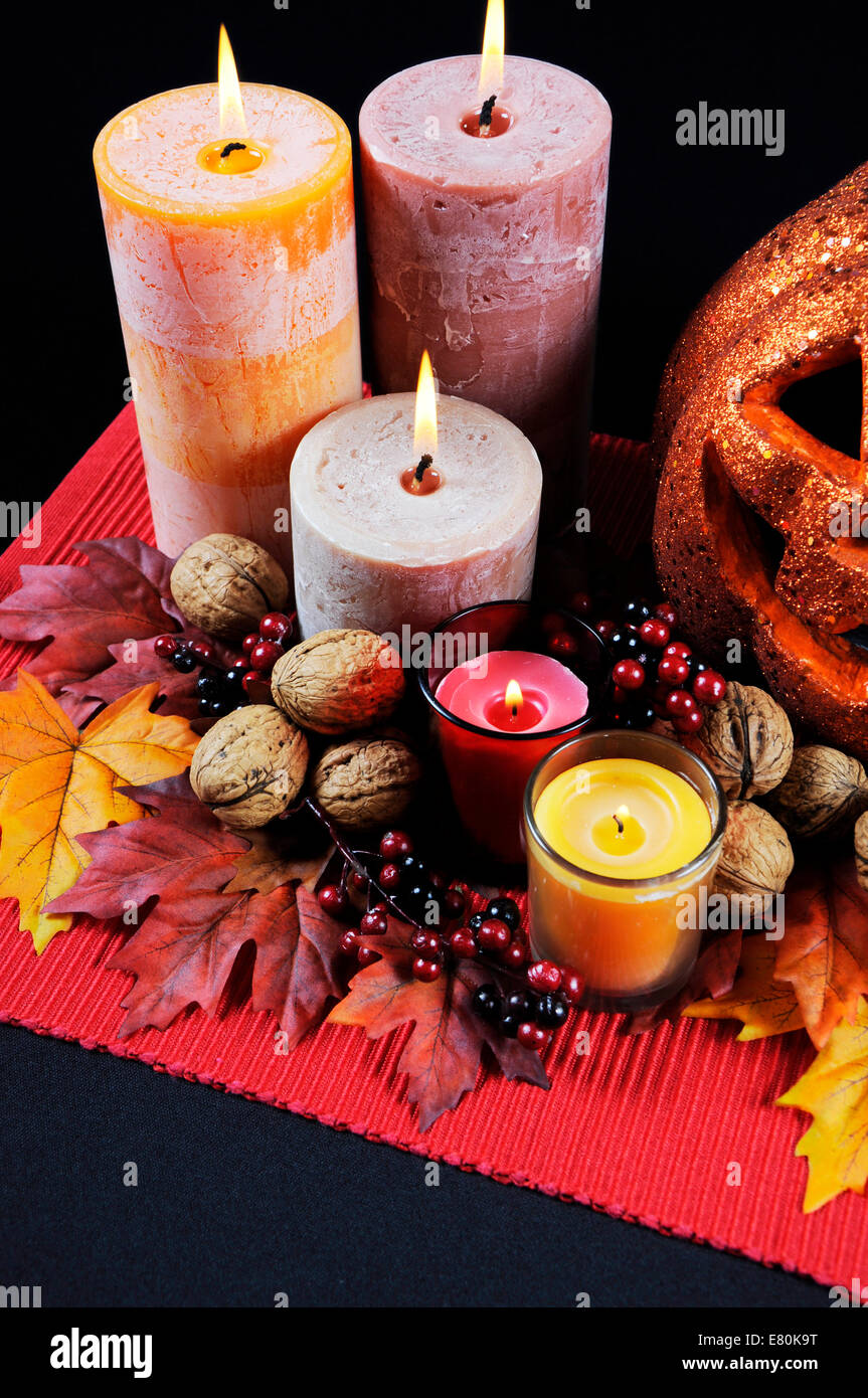 Happy Halloween party tabella centrotavola con orange glitter jack-o-lantern zucca con candele accese e in autunno cadono le foglie Foto Stock