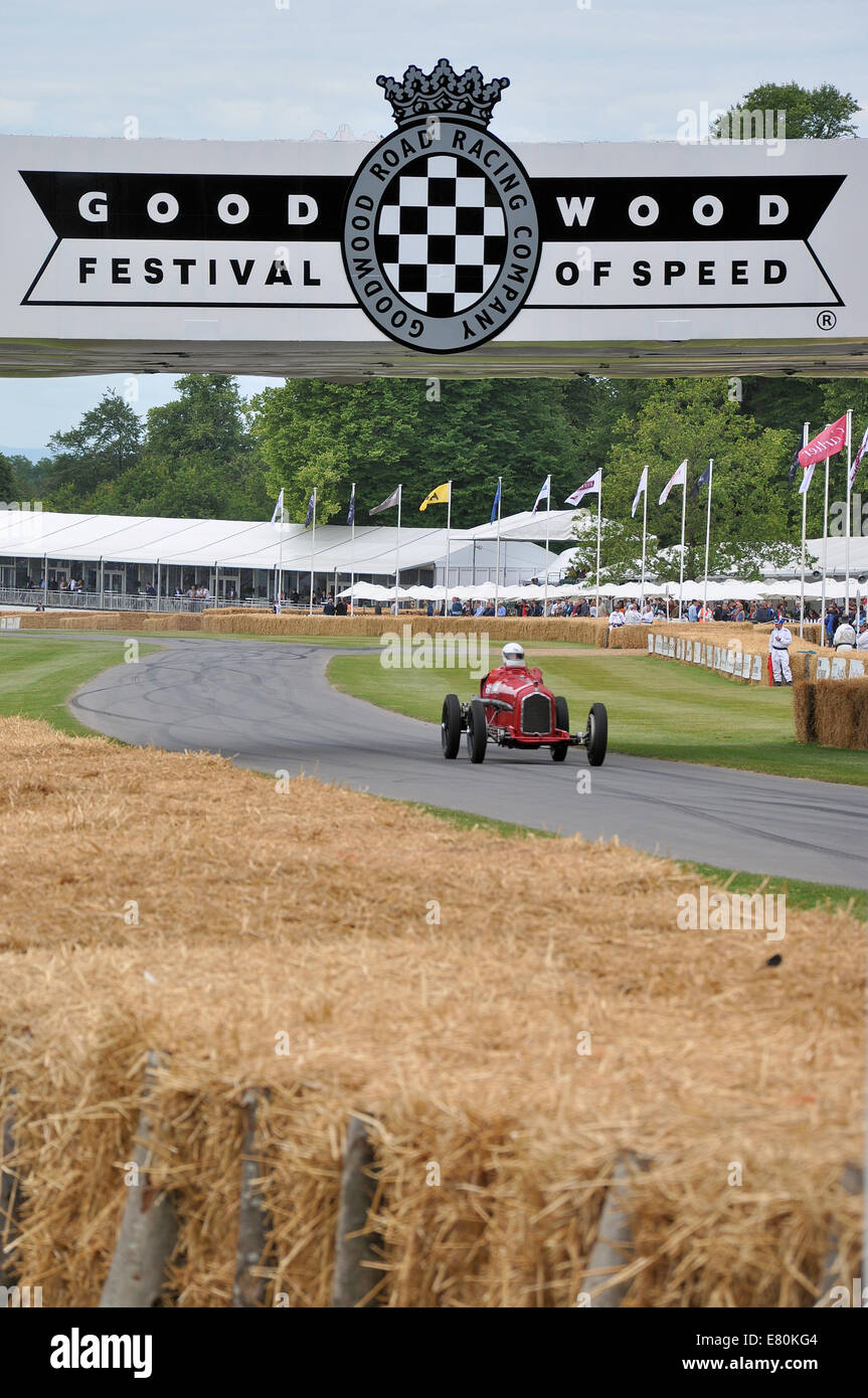 L'Alfa Romeo P3, P3 monoposto o tipo B era una classica vettura del Grand Prix del 1933, vista passare sotto il ponte con il logo Goodwood Festival of Speed Foto Stock