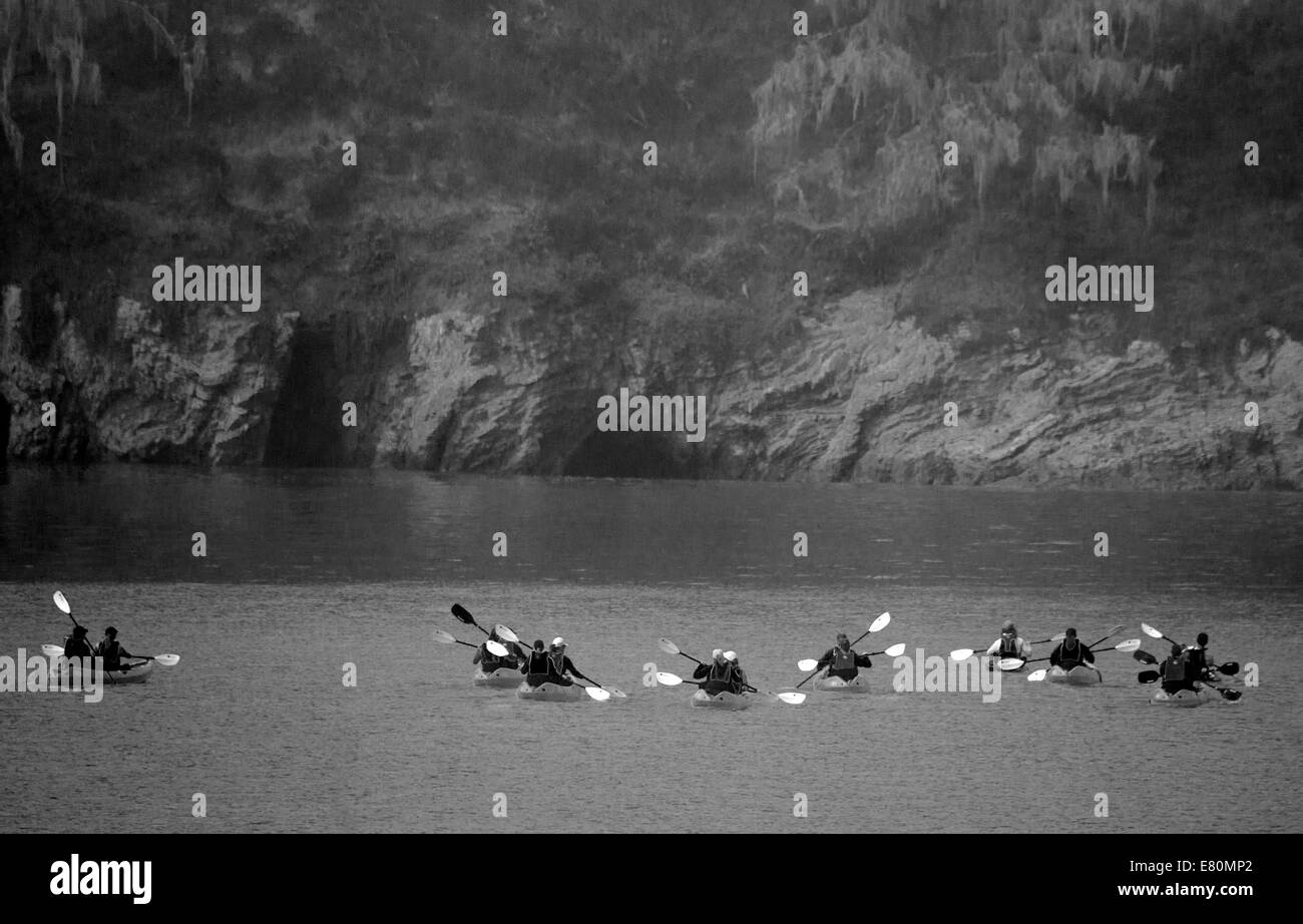 Un gruppo di persone in kayak immagine in bianco e nero Foto Stock