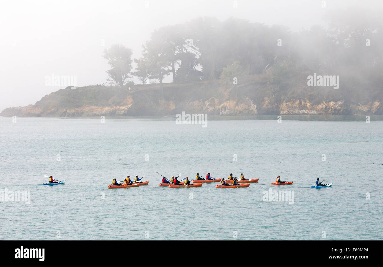Un gruppo di persone in kayak Foto Stock