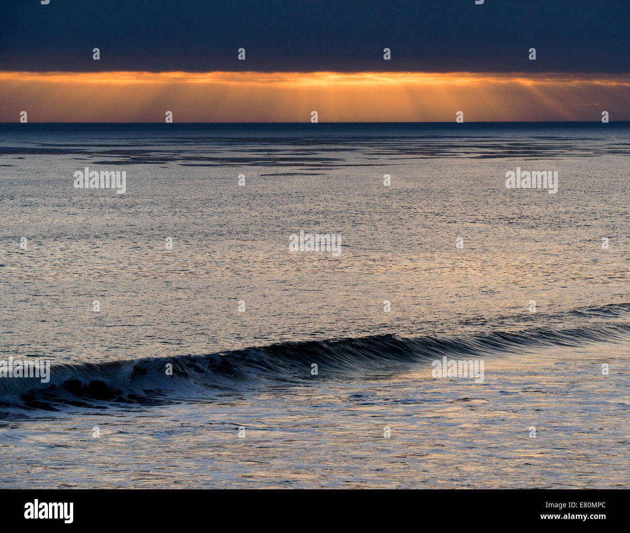 Il sole si trova dietro lo strato di nuvole pesanti sull'Oceano Pacifico Foto Stock