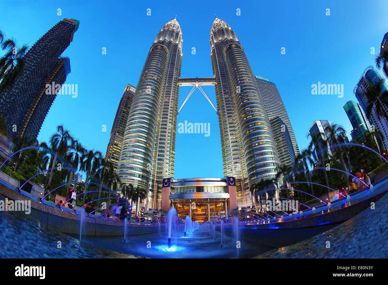 Vista serale della Petronas Twin Towers al KLCC di Kuala Lumpur in Malesia Foto Stock