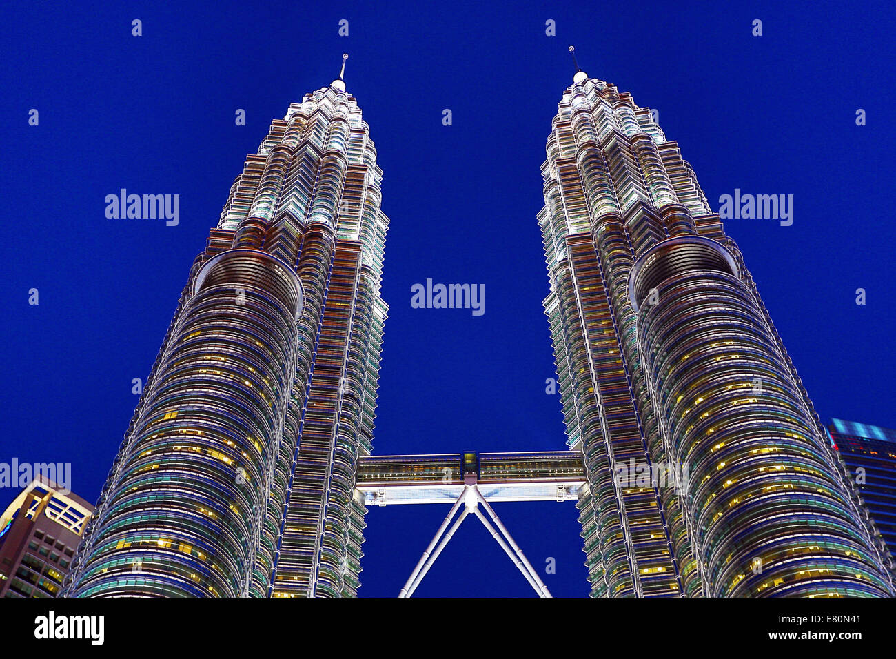 Vista serale della Petronas Twin Towers al KLCC di Kuala Lumpur in Malesia Foto Stock