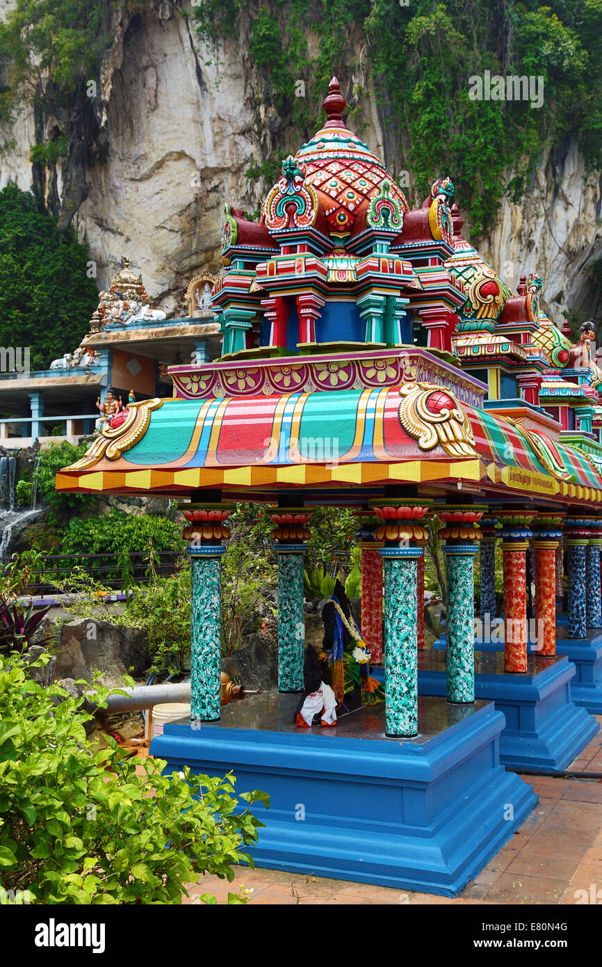 Santuario colorate al di fuori delle Grotte Batu, un indù santuario di Kuala Lumpur in Malesia Foto Stock