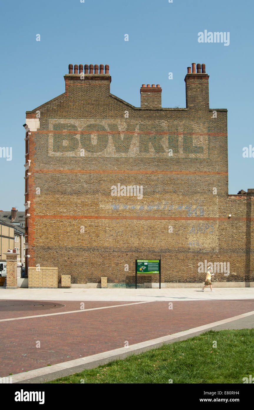 Brixton, inserzione sulla fine dell'edificio. Londra, Inghilterra. Foto Stock