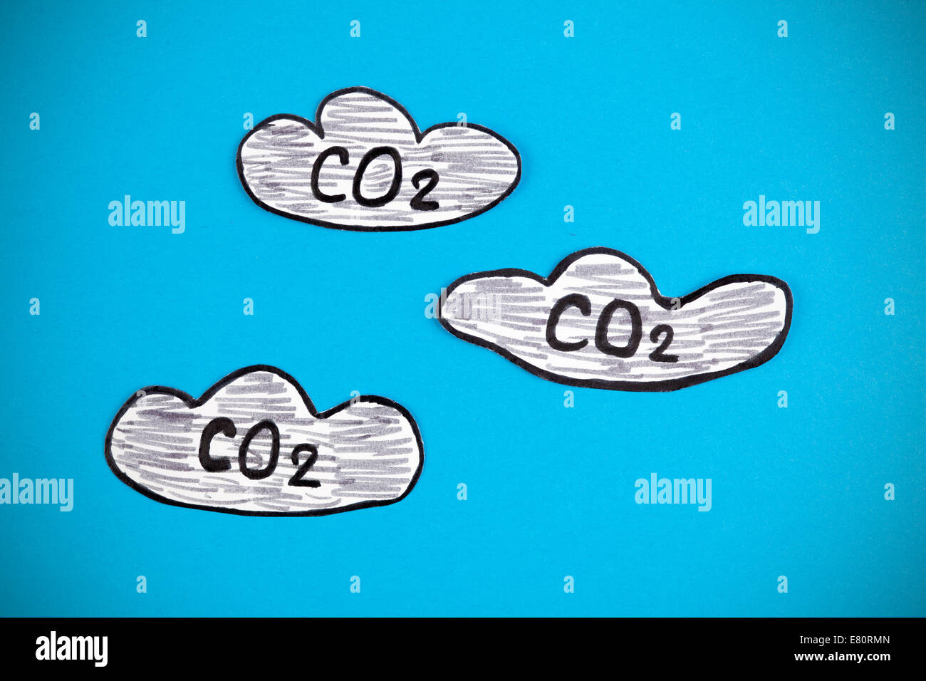Il biossido di carbonio nuvole (CO2). Immagine è stata disegnata a mano e il taglio della carta-fuori da me. Foto Stock
