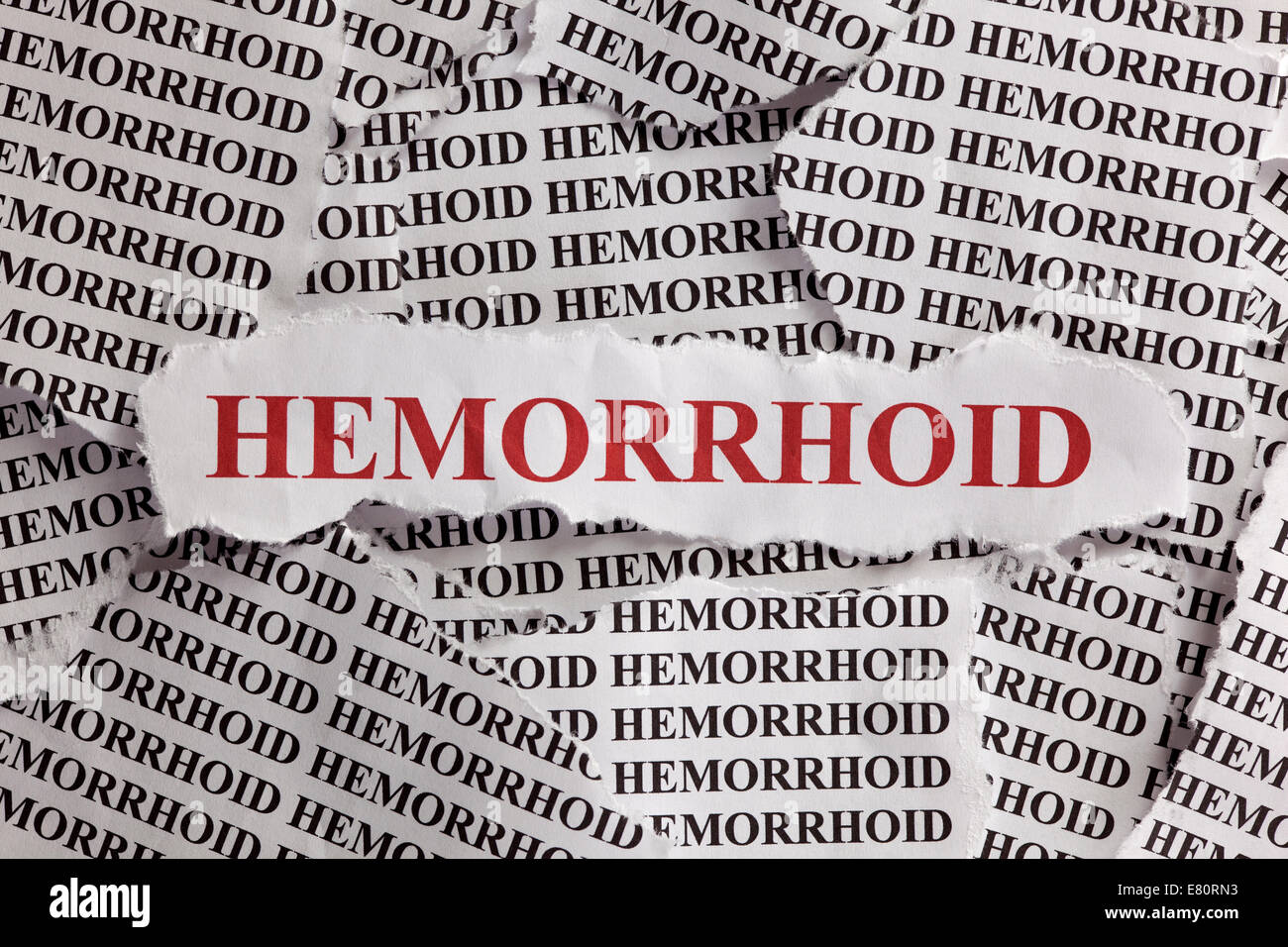 Pezzi di carta strappati con le parole 'Hemorrhoid' Foto Stock